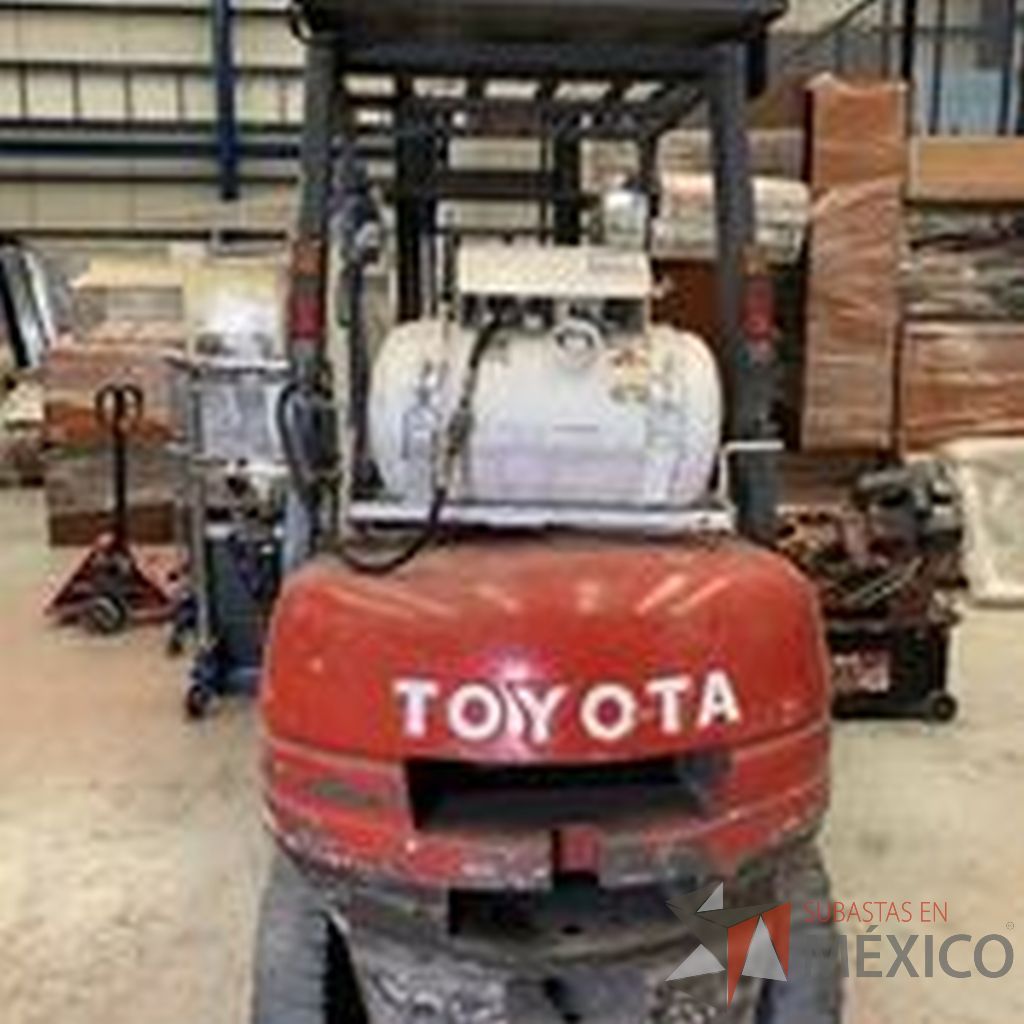 Lote 028 - Montacargas Toyota modelo 42-6FGU25 en color rojo