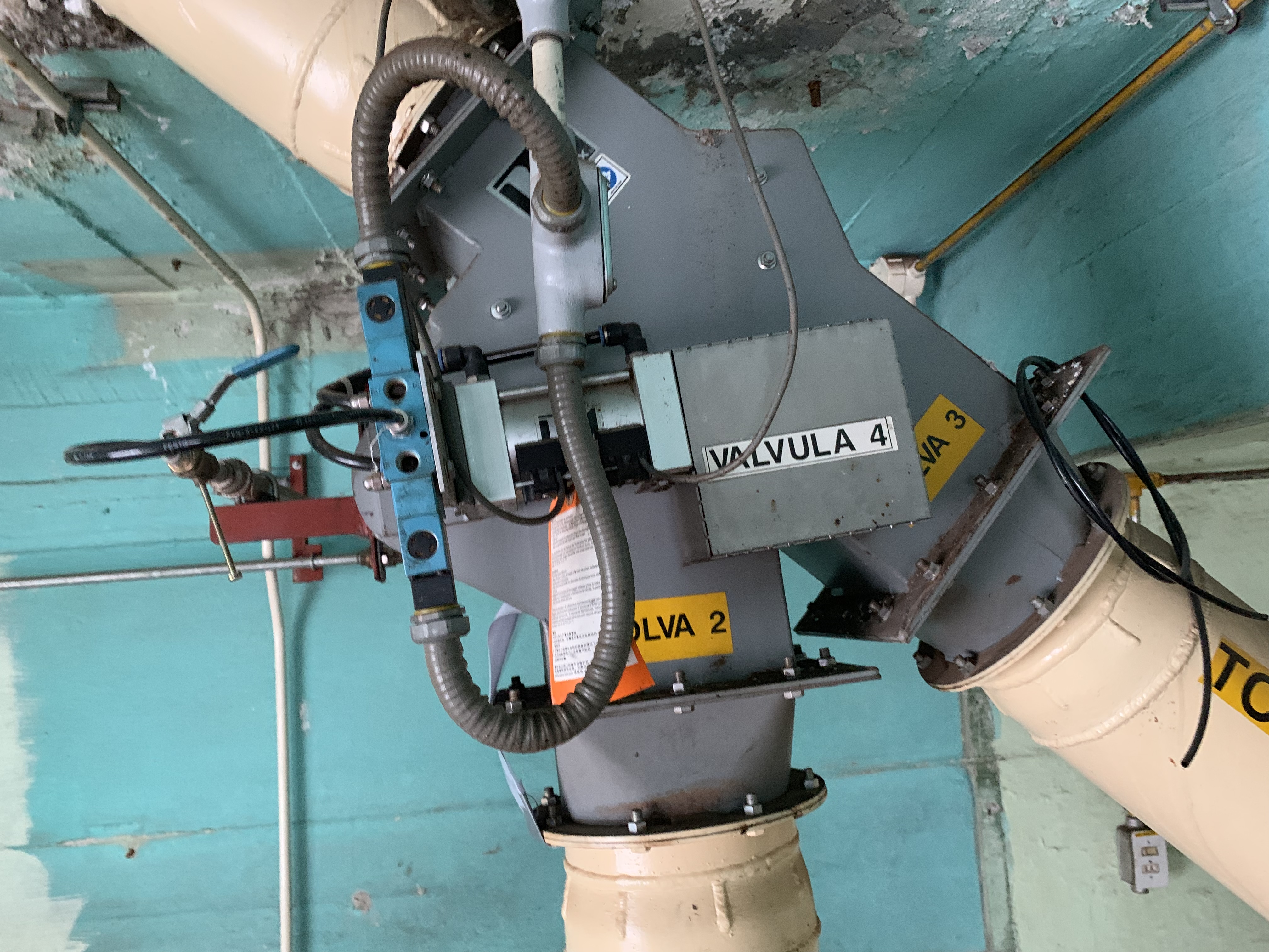 Lote 203 - Valvula pantalón para carga de malta negra las tolvas metálicas 2 y 3 de concreto - Imagen 2