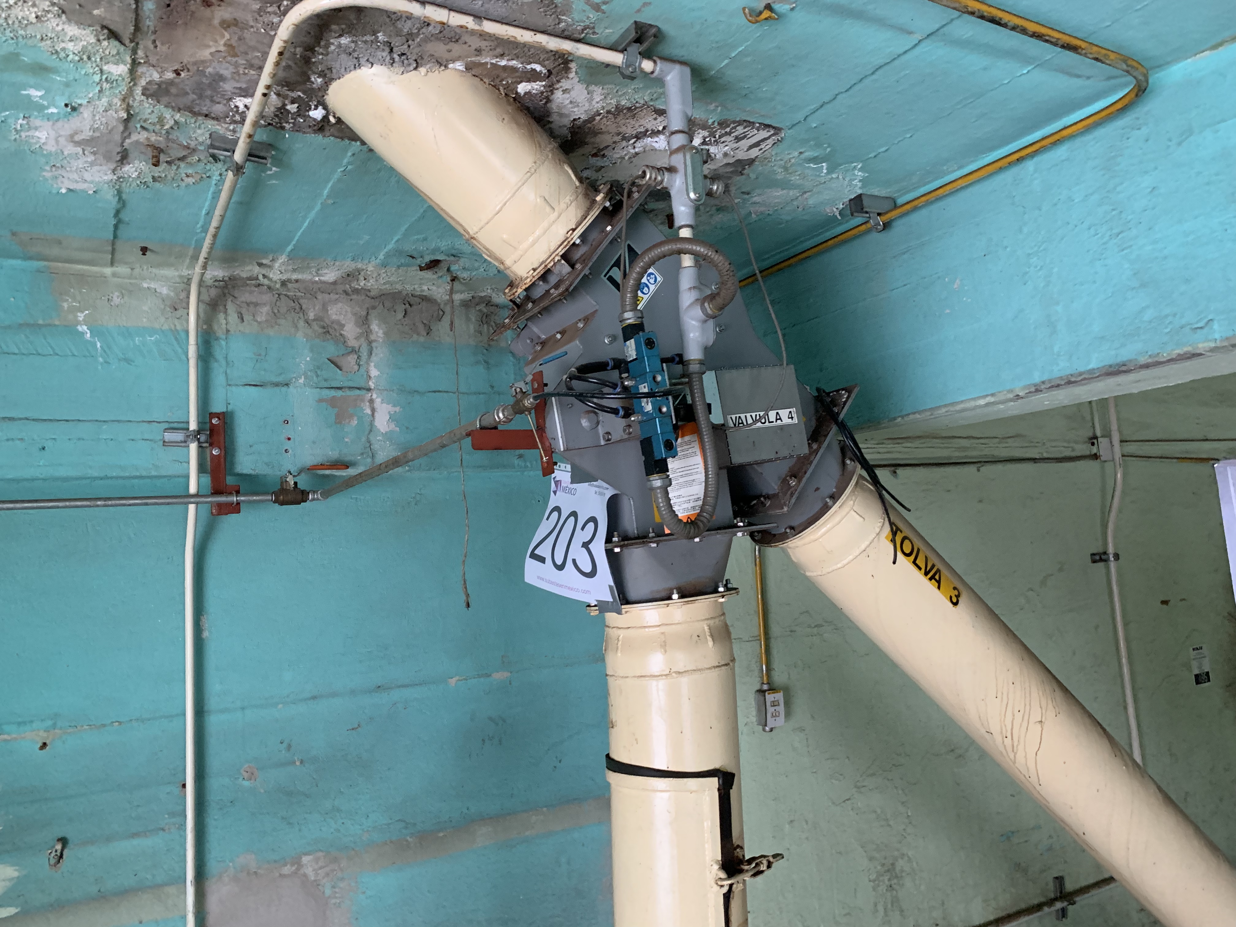 Lote 203 - Valvula pantalón para carga de malta negra las tolvas metálicas 2 y 3 de concreto