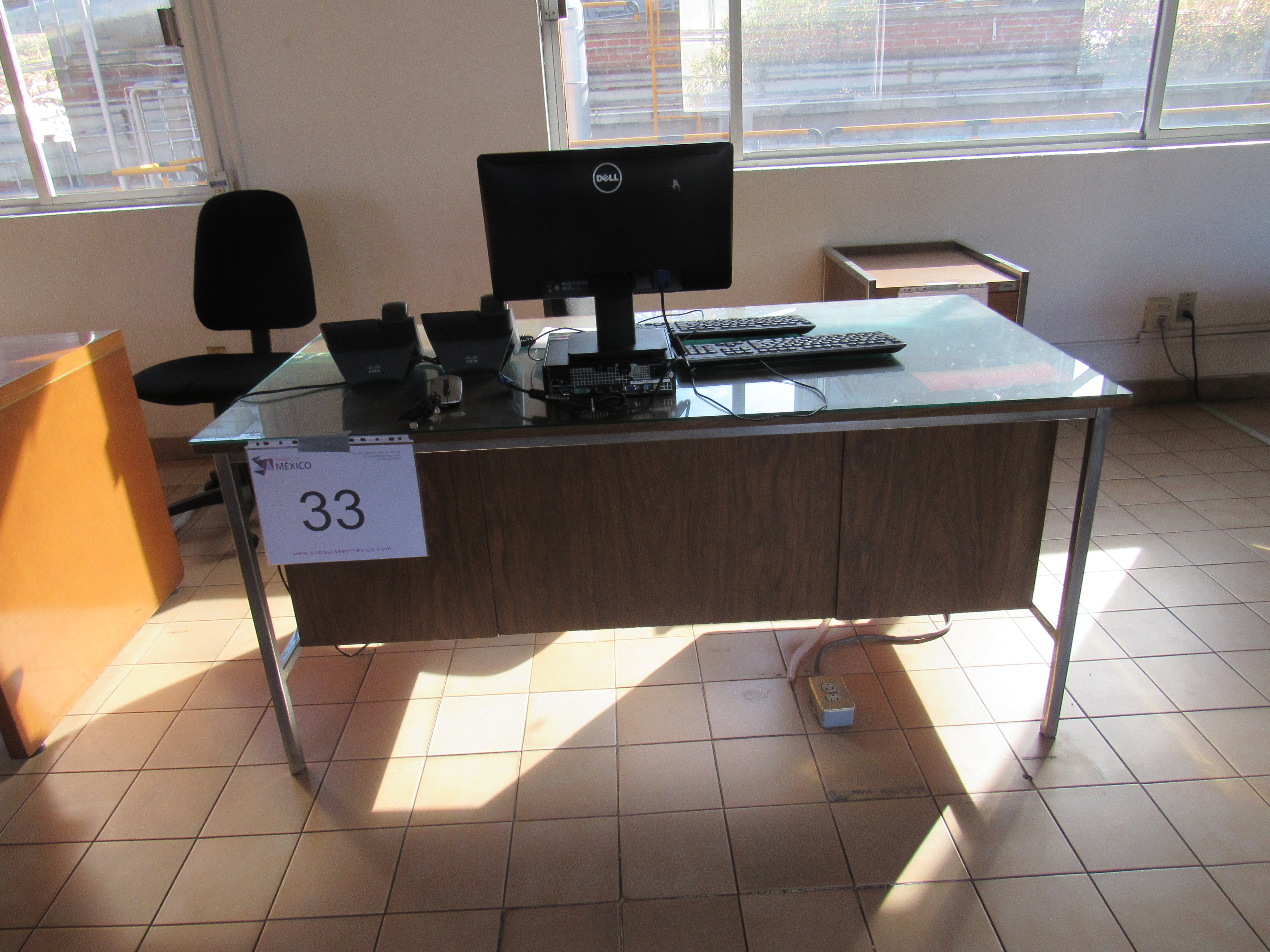 Lote 506 - Escritorio de madera con cinco cajones patas de metal y cubierta con cristal