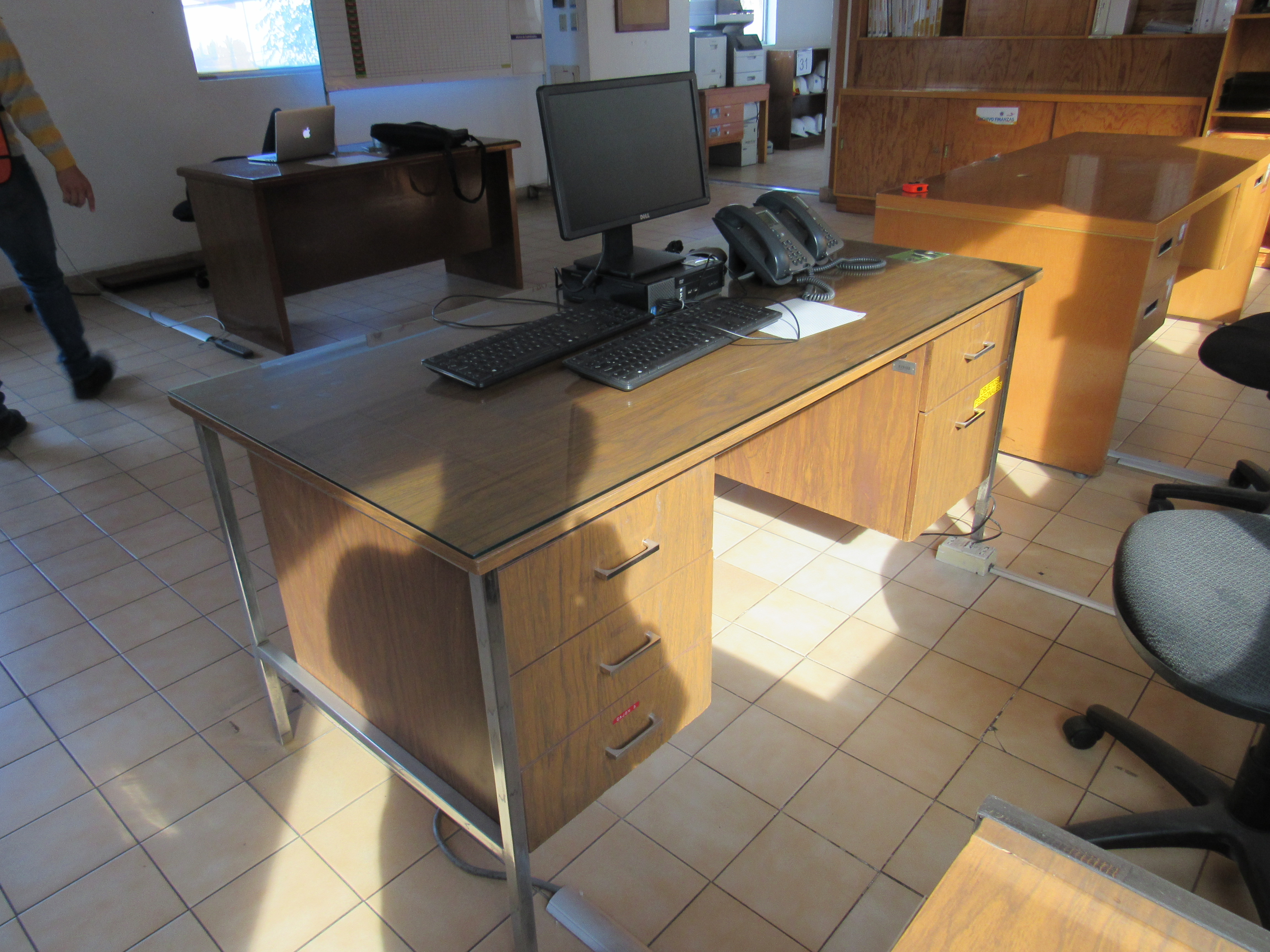 Lote 506 - Escritorio de madera con cinco cajones patas de metal y cubierta con cristal - Imagen 6