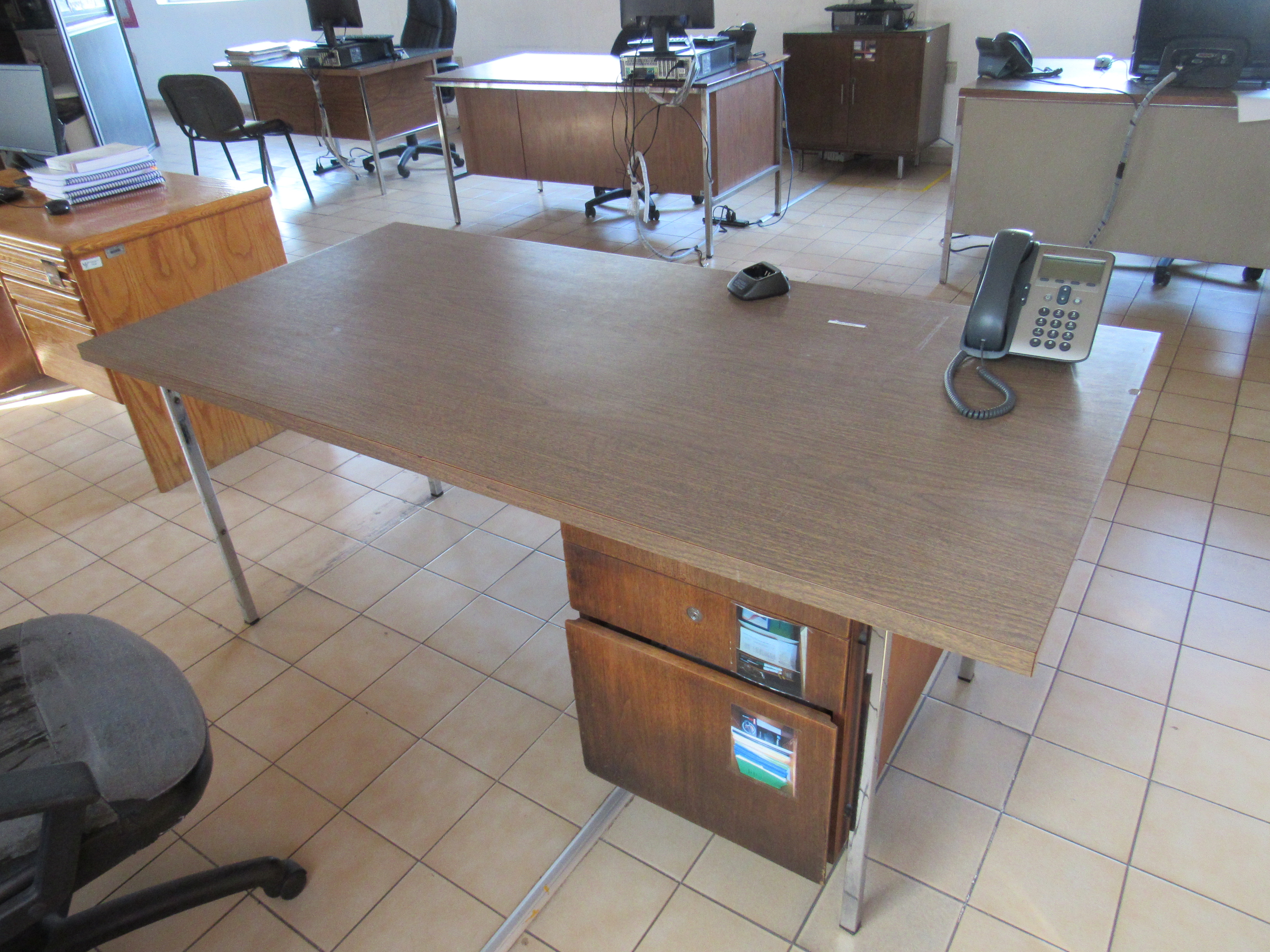Lote 507 - Escritorio de madera con dos cajones y patas de metal - Imagen 4