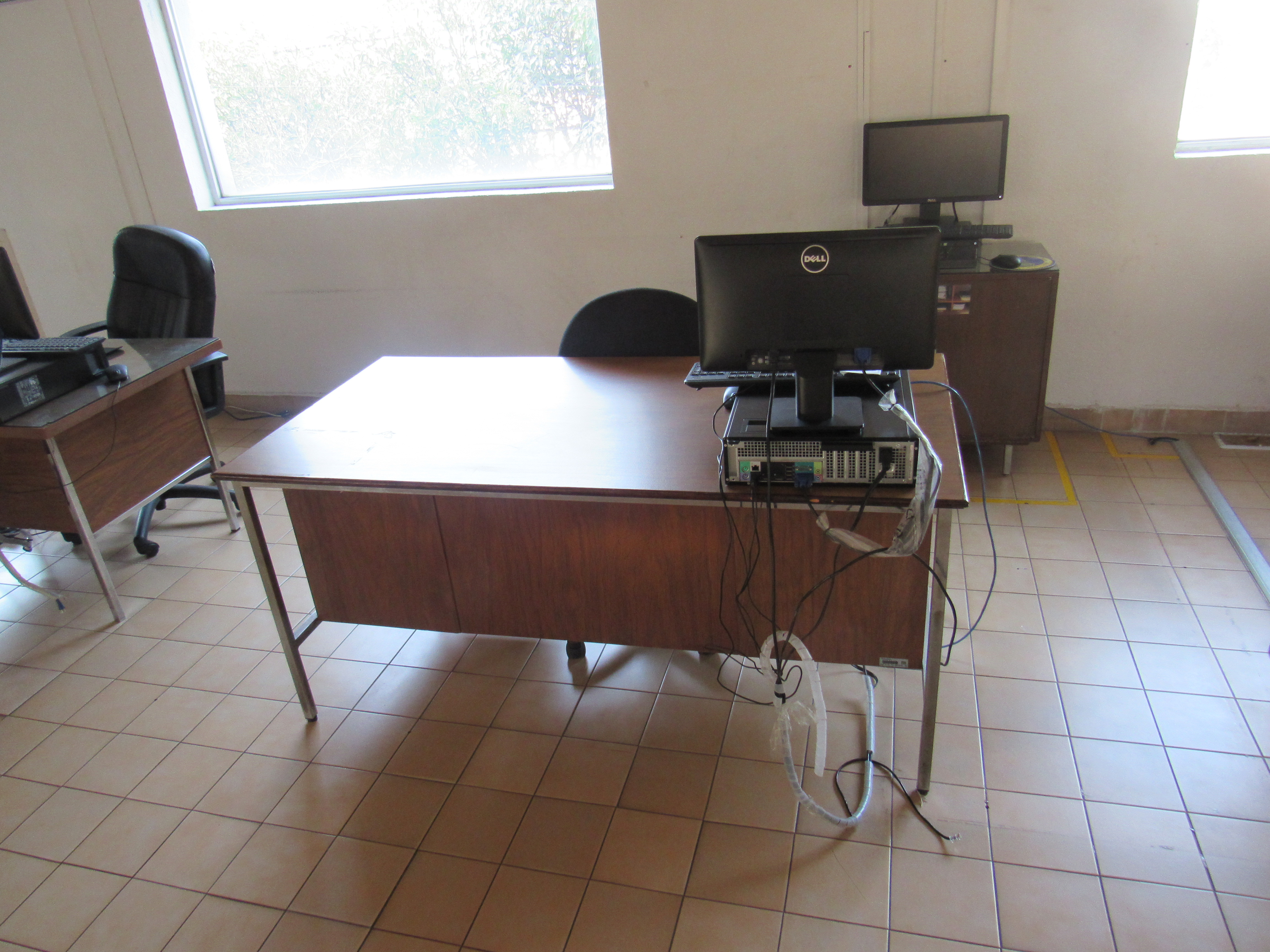 Lote 509 - Escritorio de madera con cinco cajones y patas de metal - Imagen 3