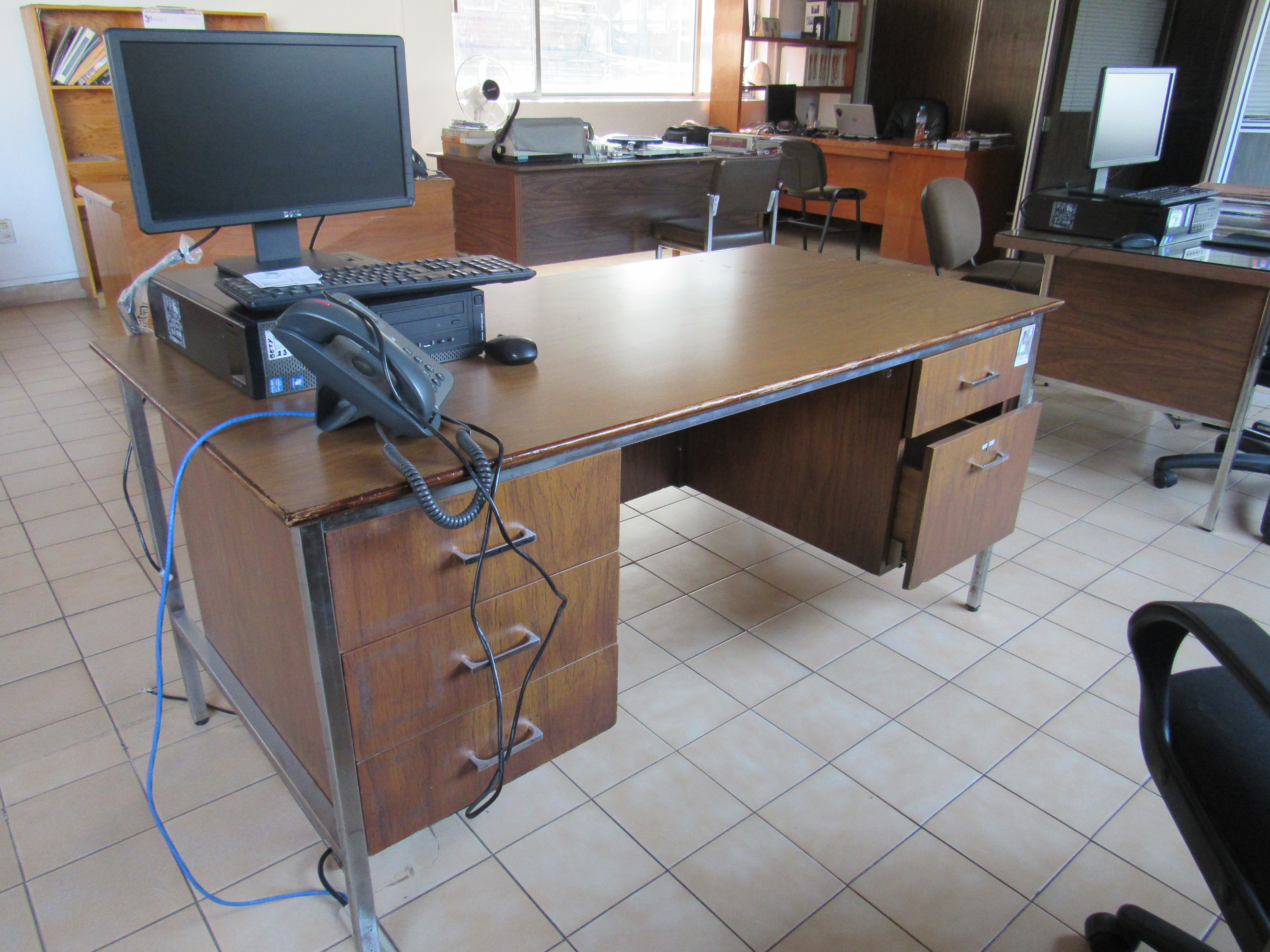 Lote 509 - Escritorio de madera con cinco cajones y patas de metal - Imagen 5