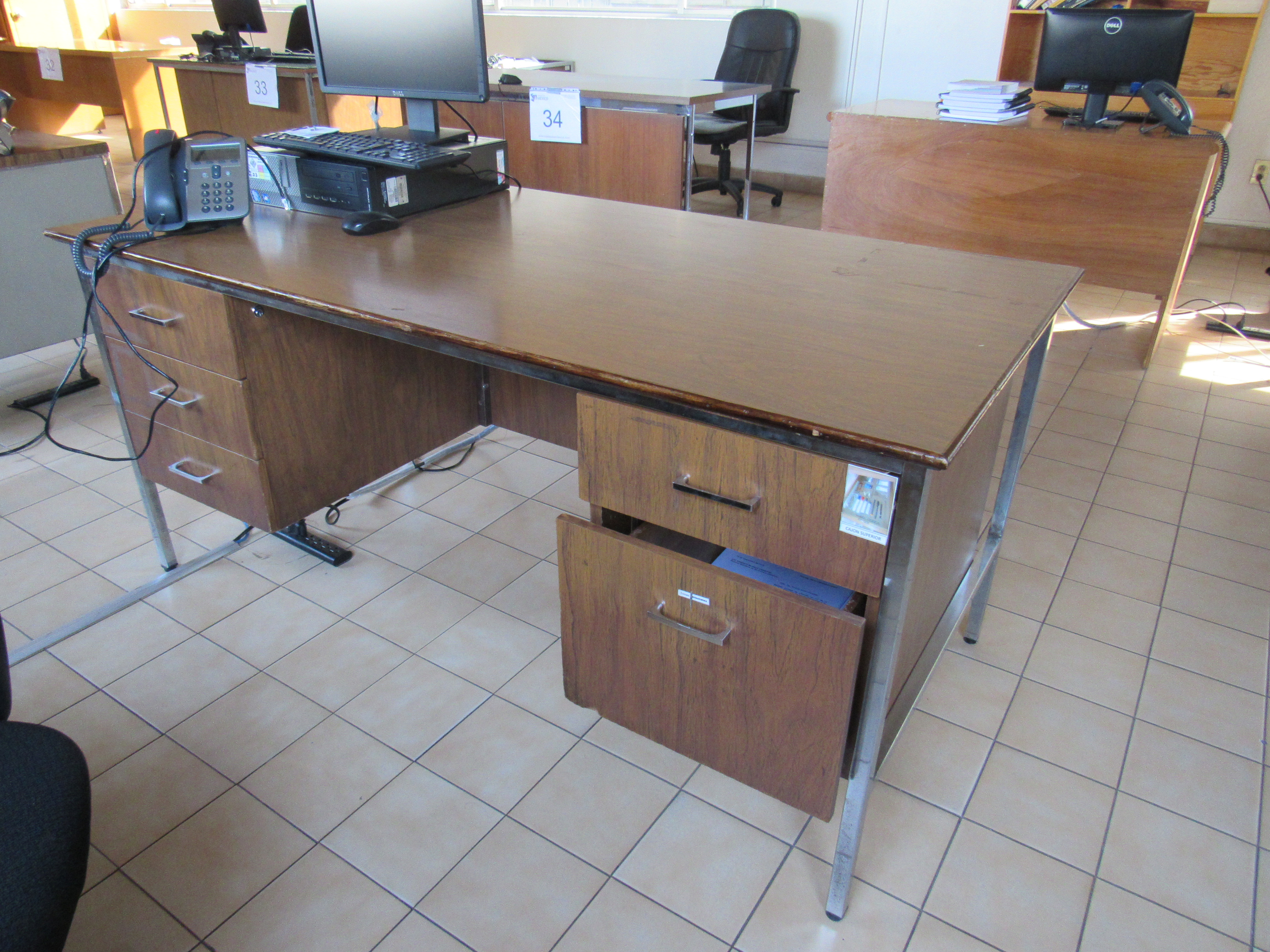 Lote 509 - Escritorio de madera con cinco cajones y patas de metal - Imagen 6