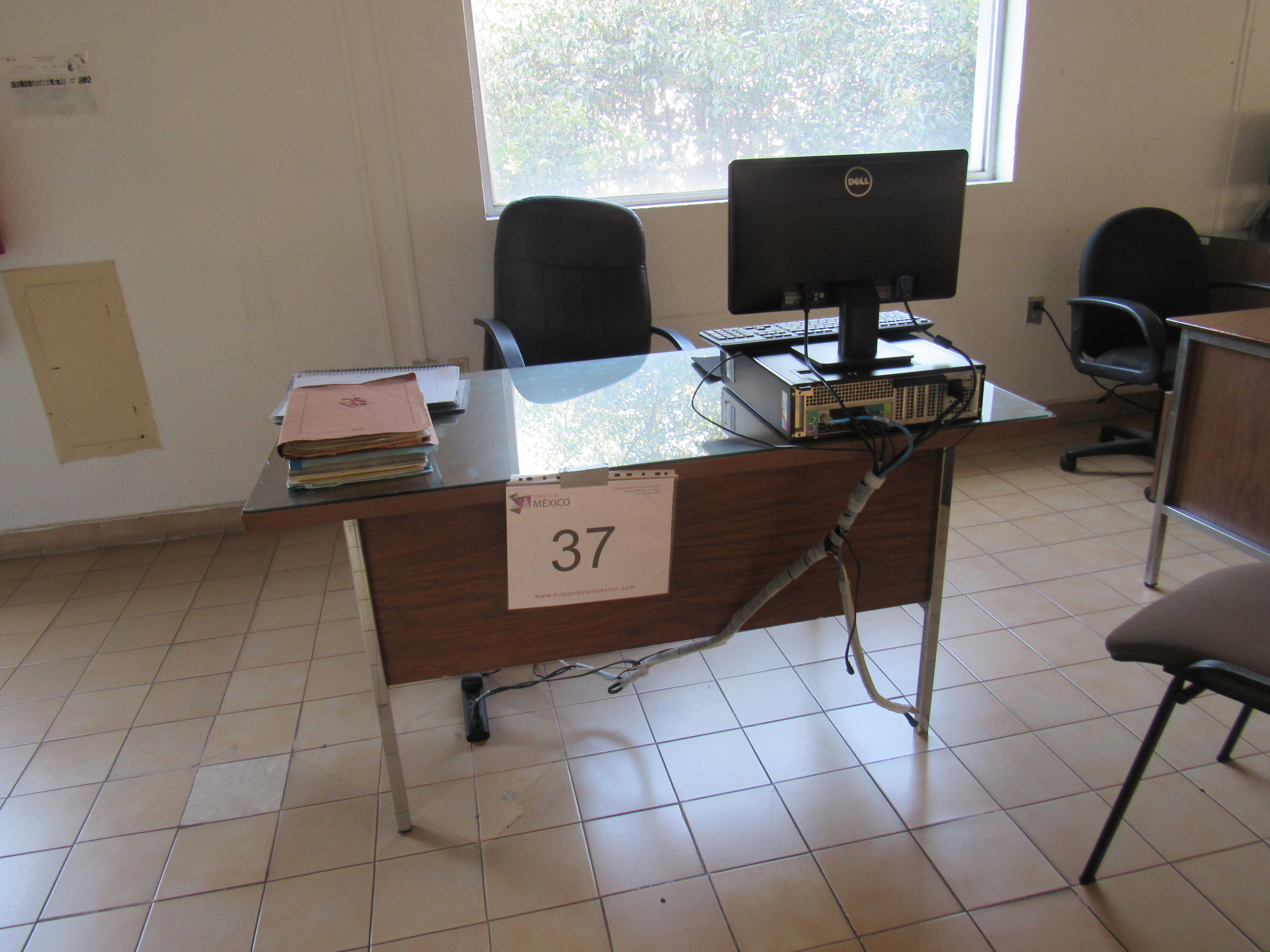 Lote 510 - Escritorio de madera con patas de metal y dos cajones