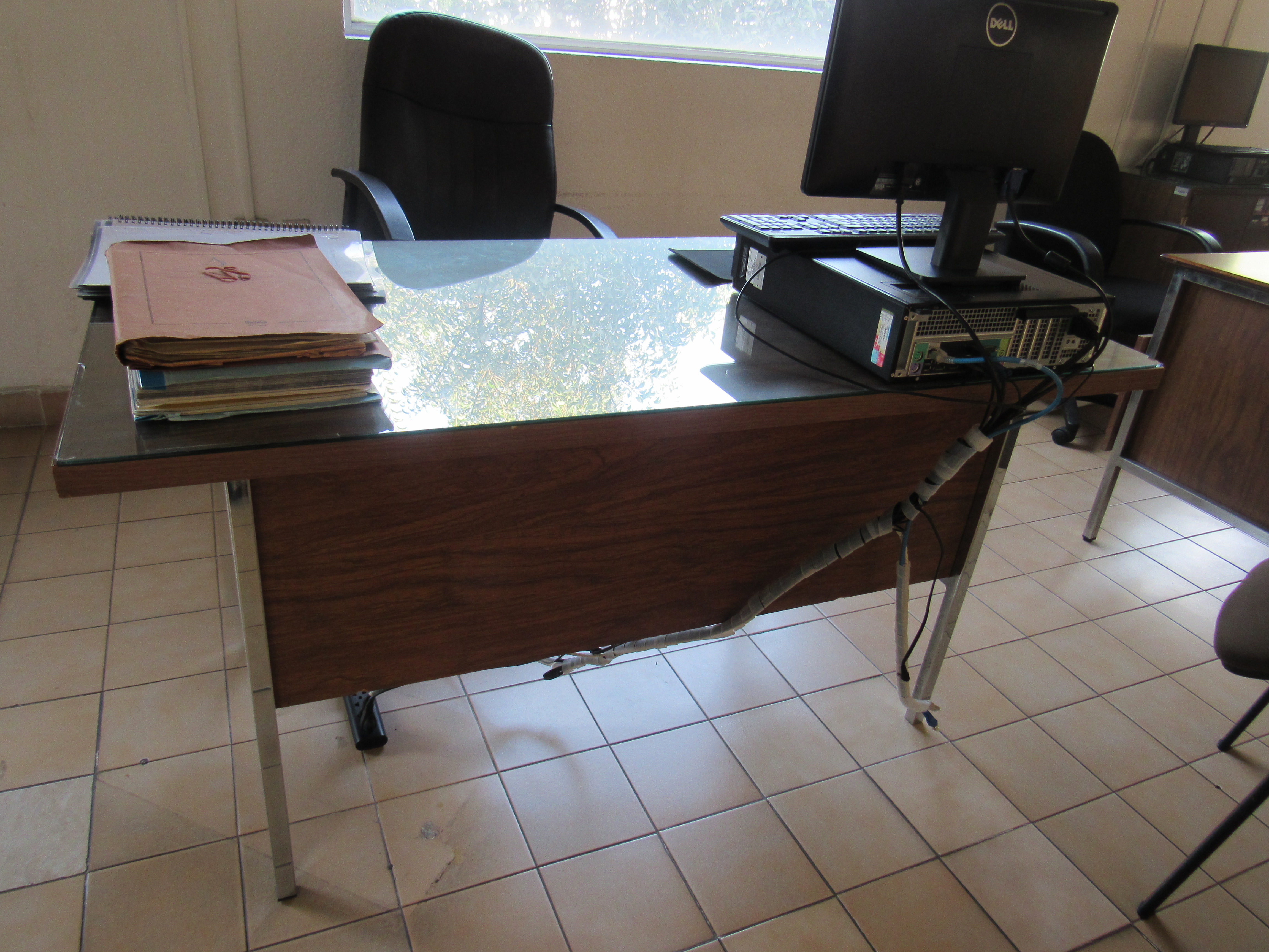 Lote 510 - Escritorio de madera con patas de metal y dos cajones - Imagen 3