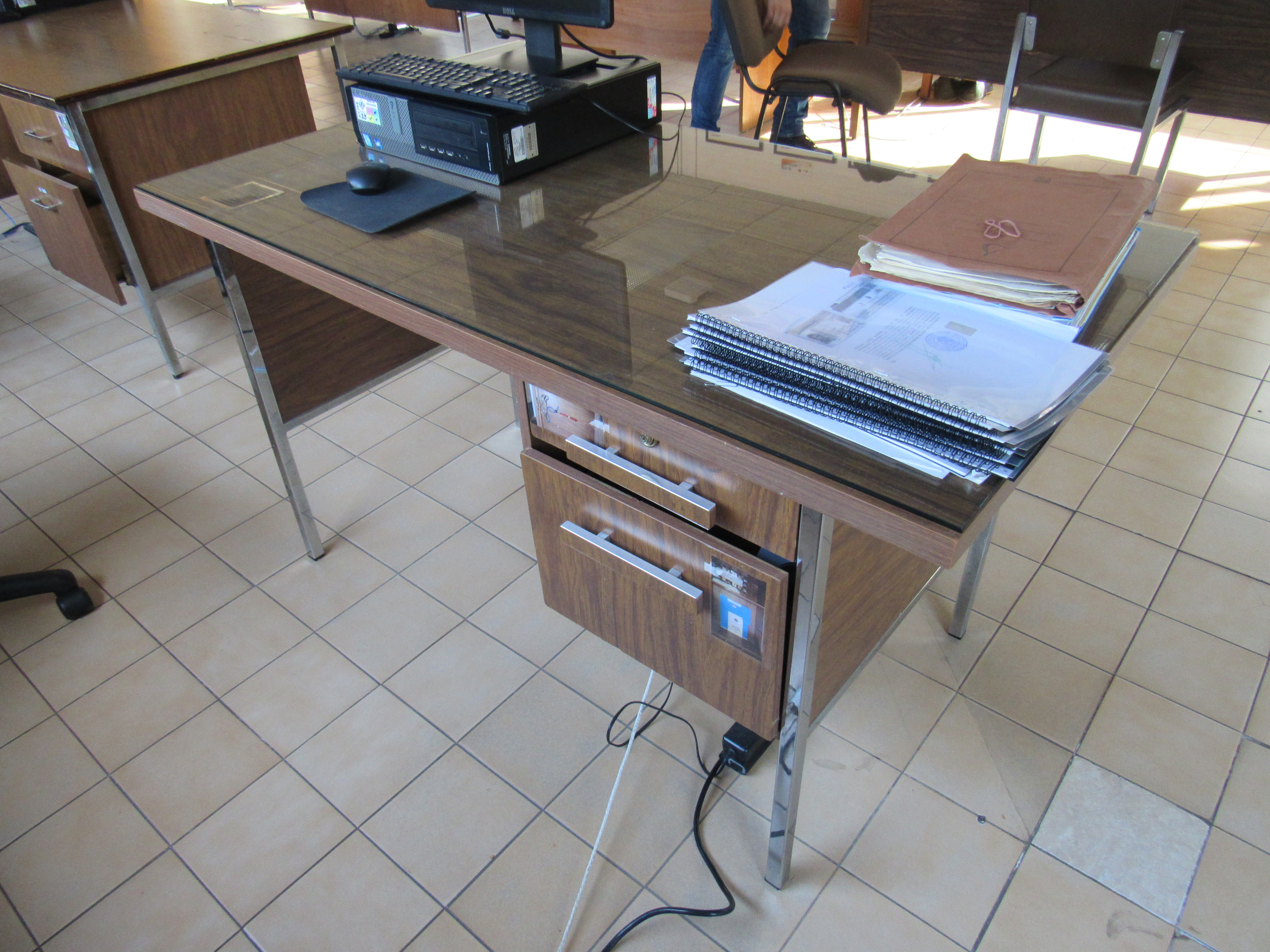 Lote 510 - Escritorio de madera con patas de metal y dos cajones - Imagen 4