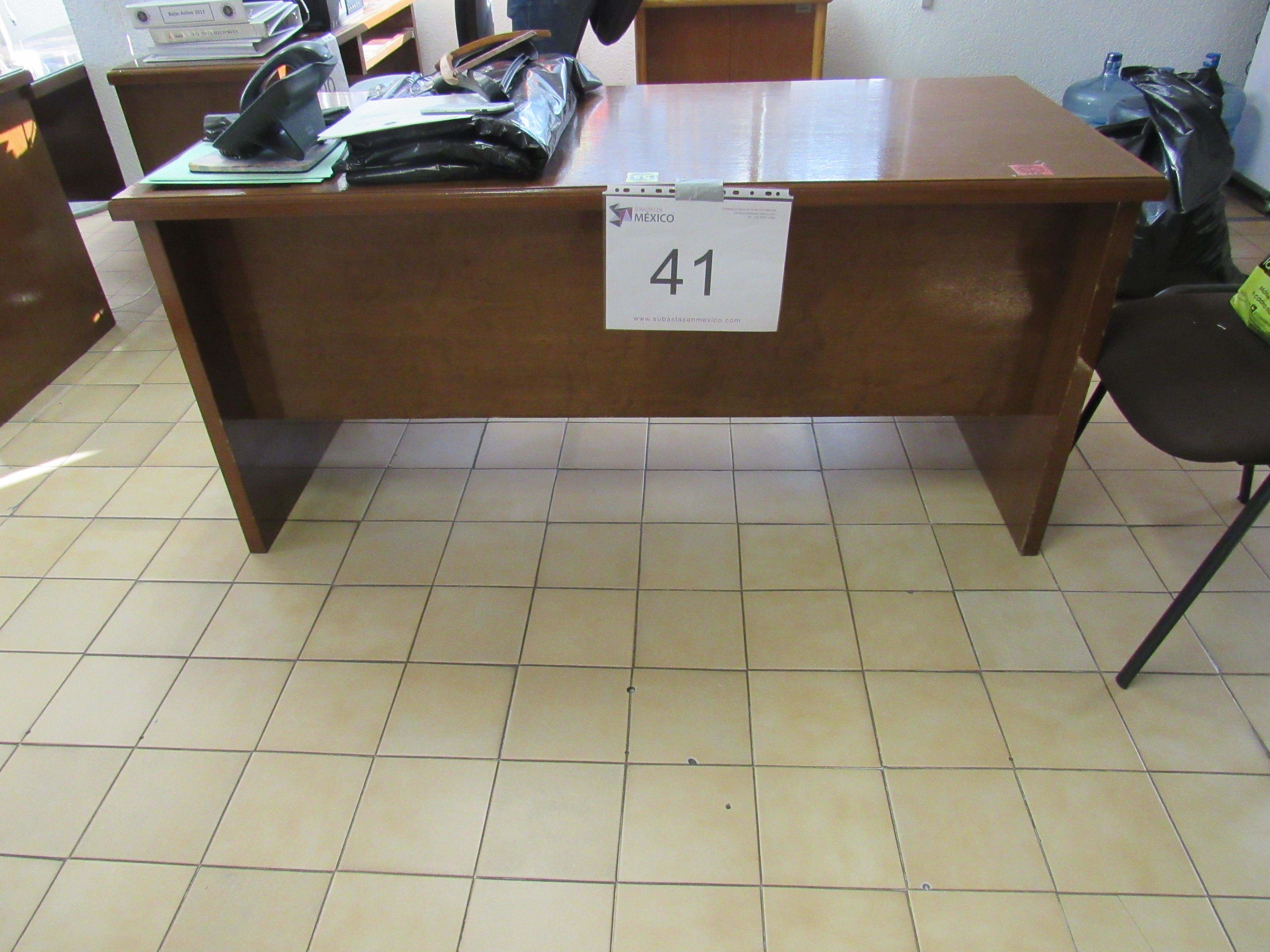 Lote 513 - Escritorio de madera con dos cajones, dos entre paños y dos puertas corredizas - Imagen 2