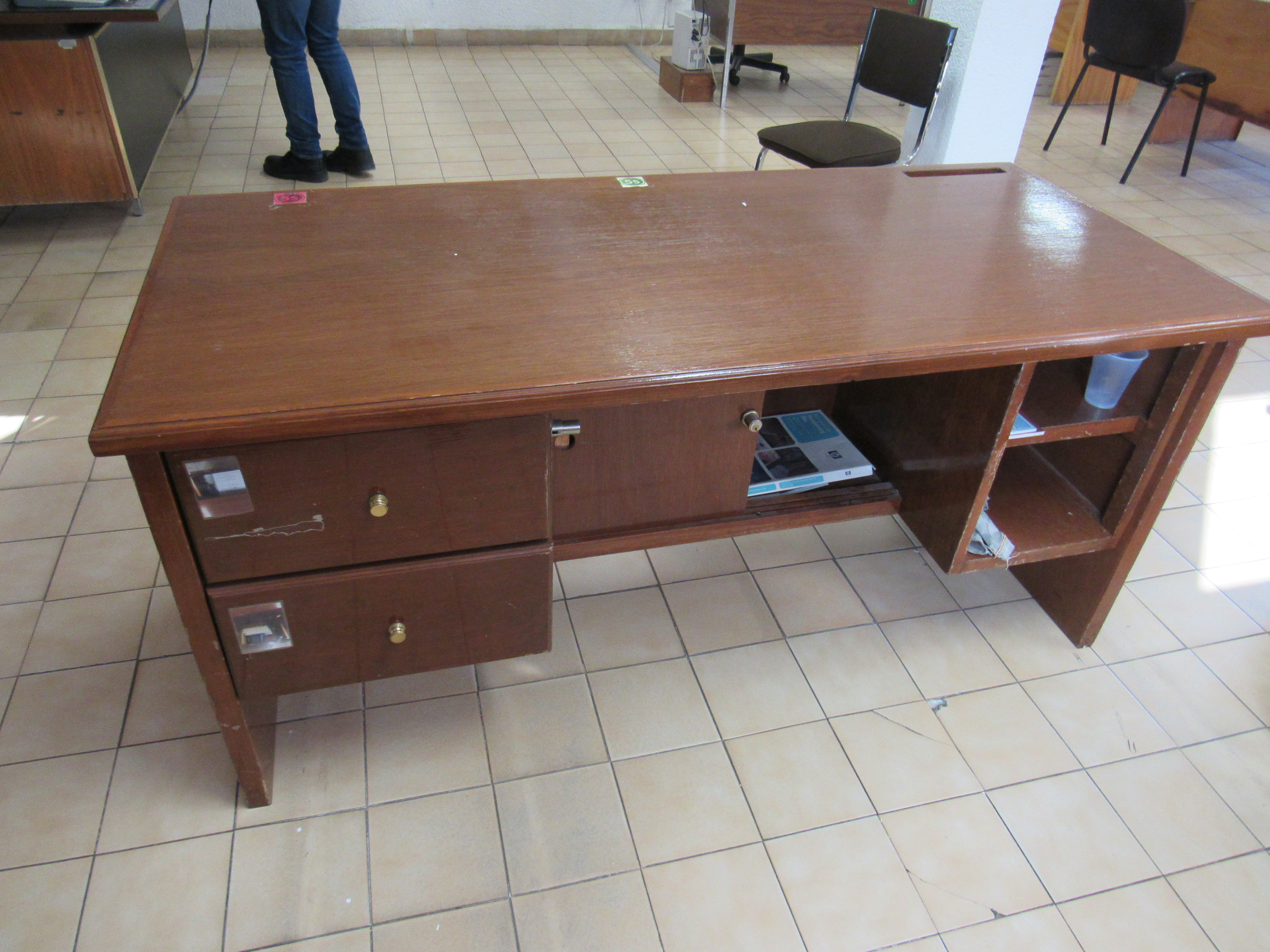 Lote 513 - Escritorio de madera con dos cajones, dos entre paños y dos puertas corredizas - Imagen 4