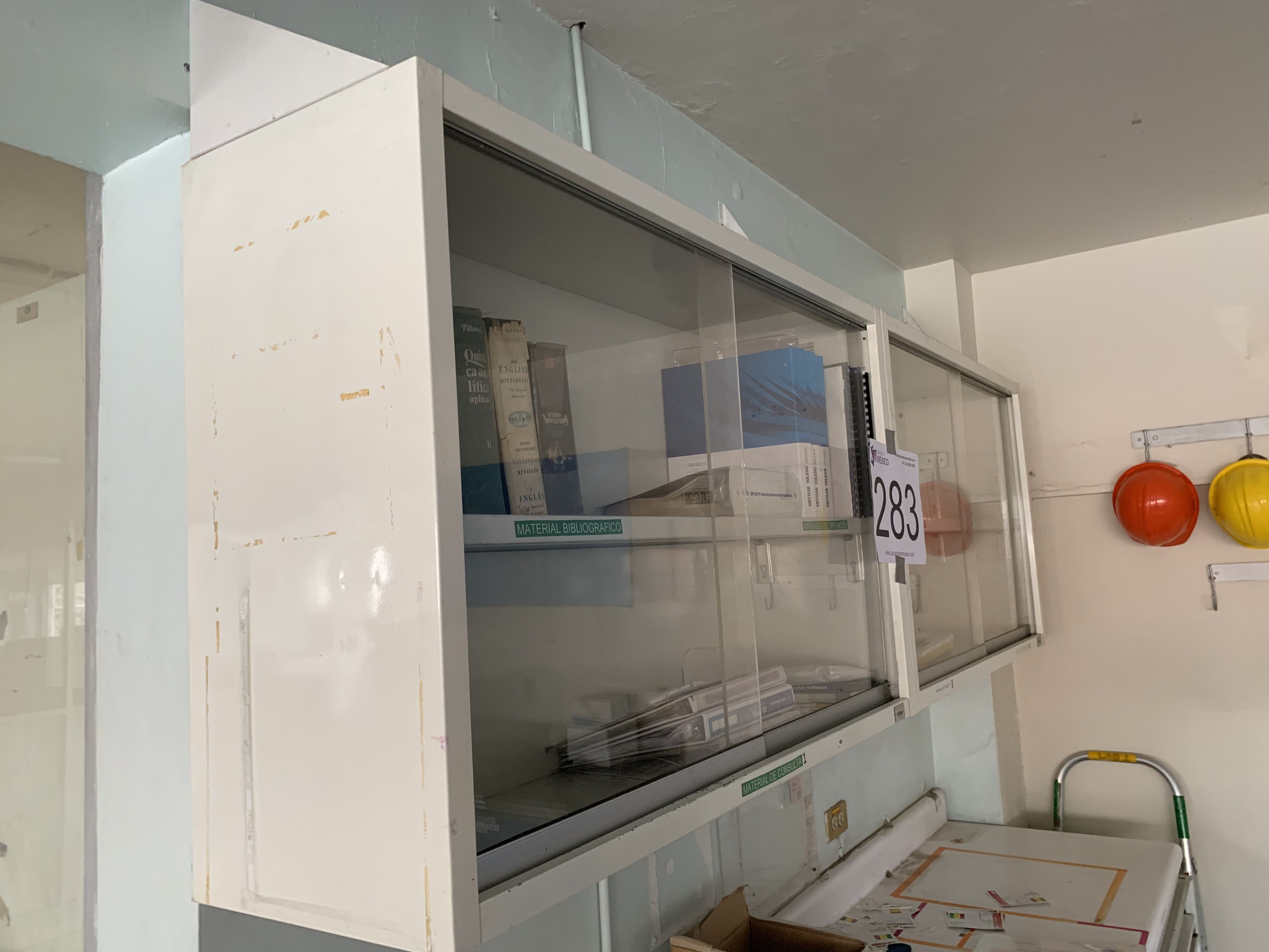 Lote 283 - Gaveta volada de metal con 4 puertas corredizas de cristal dims 300 x 0.40 x 0.60 mts - Imagen 3