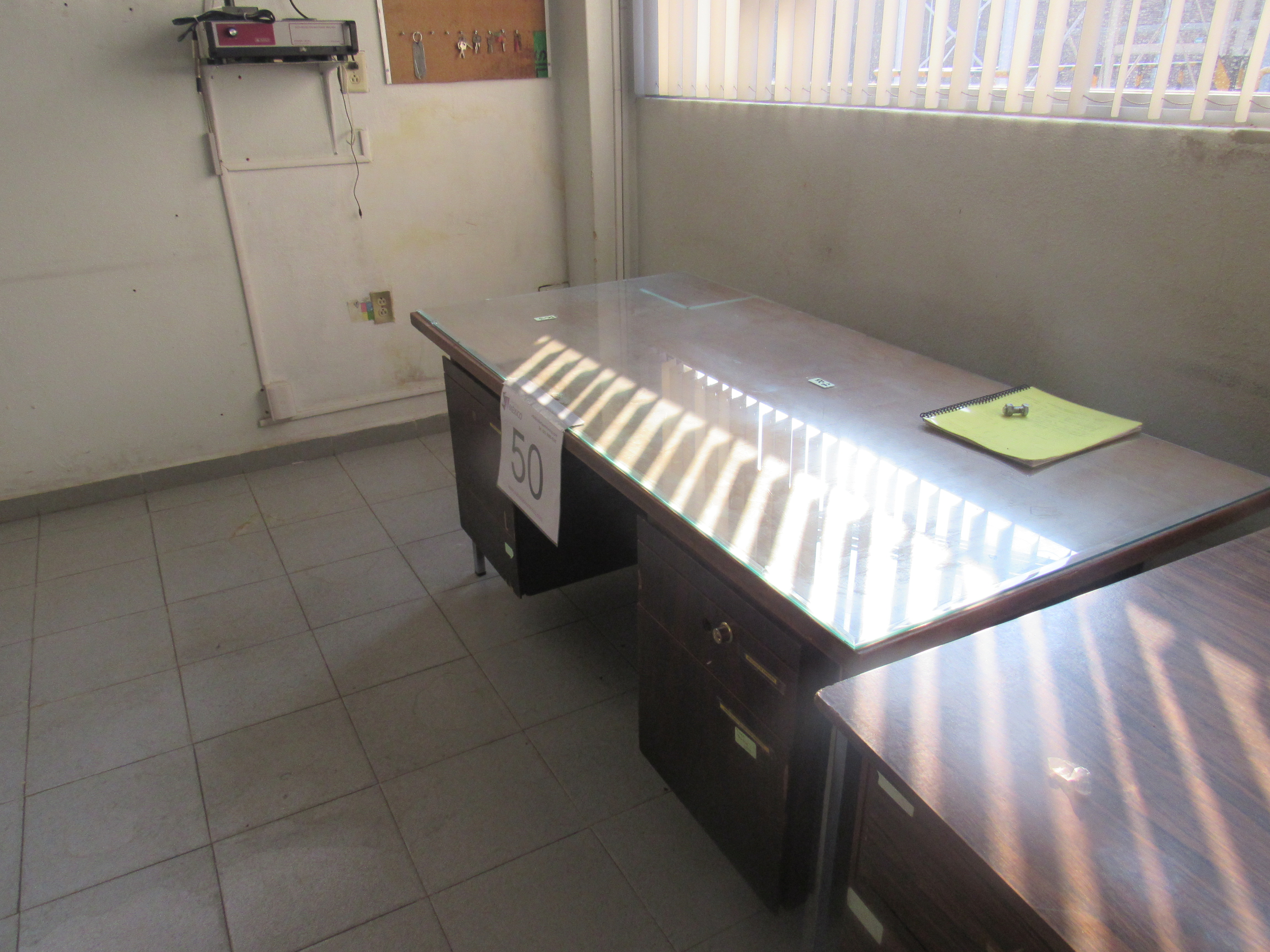 Lote 518 - Escritorio de madera con seis cajones, patas de metal y cristal para cubrir la parte superior - Imagen 4