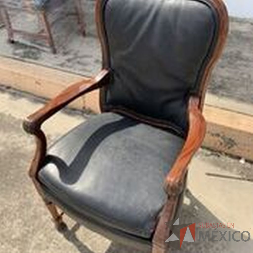 Lote 025 - 14 Sillas fijas de visita López Morton con estructura de madera