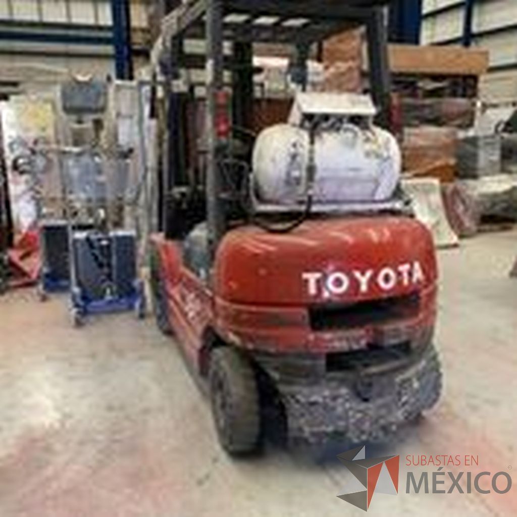 Lote 028 - Montacargas Toyota modelo 42-6FGU25 en color rojo - Imagen 5
