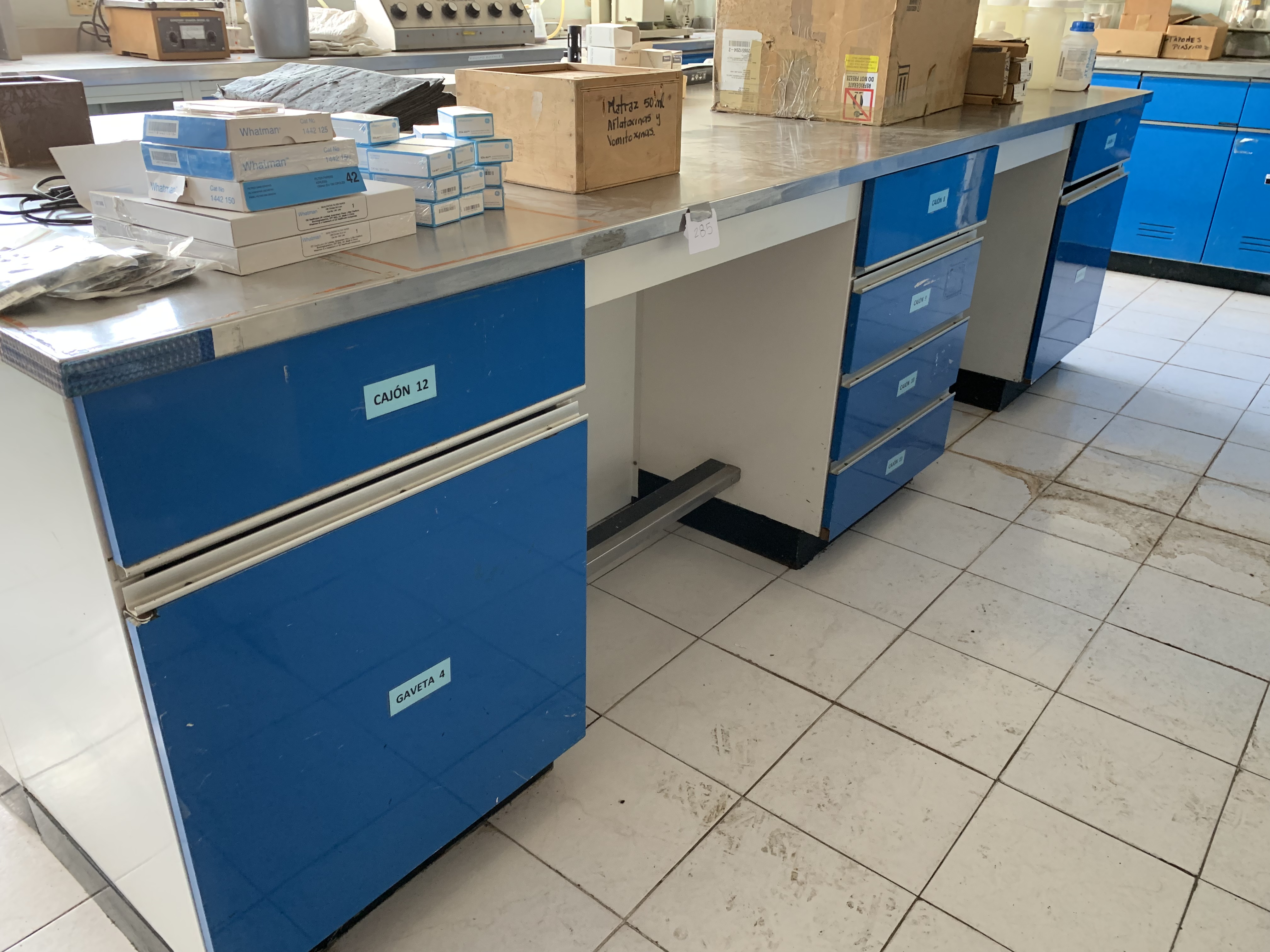 Lote 285 - Mesa de trabajo con superficie de acero inoxidable, 12 cajones y 4 gavetas - Imagen 2