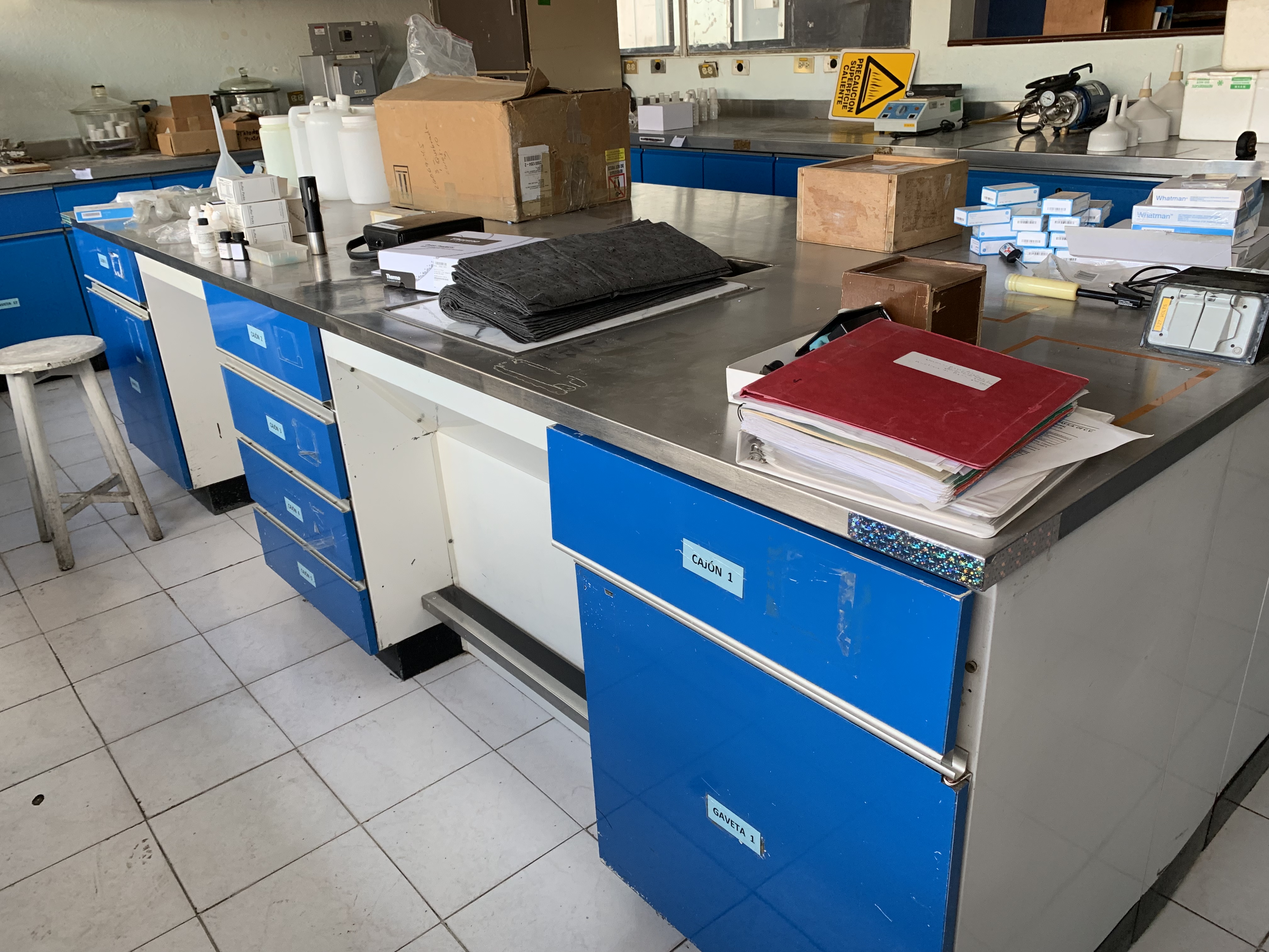 Lote 285 - Mesa de trabajo con superficie de acero inoxidable, 12 cajones y 4 gavetas