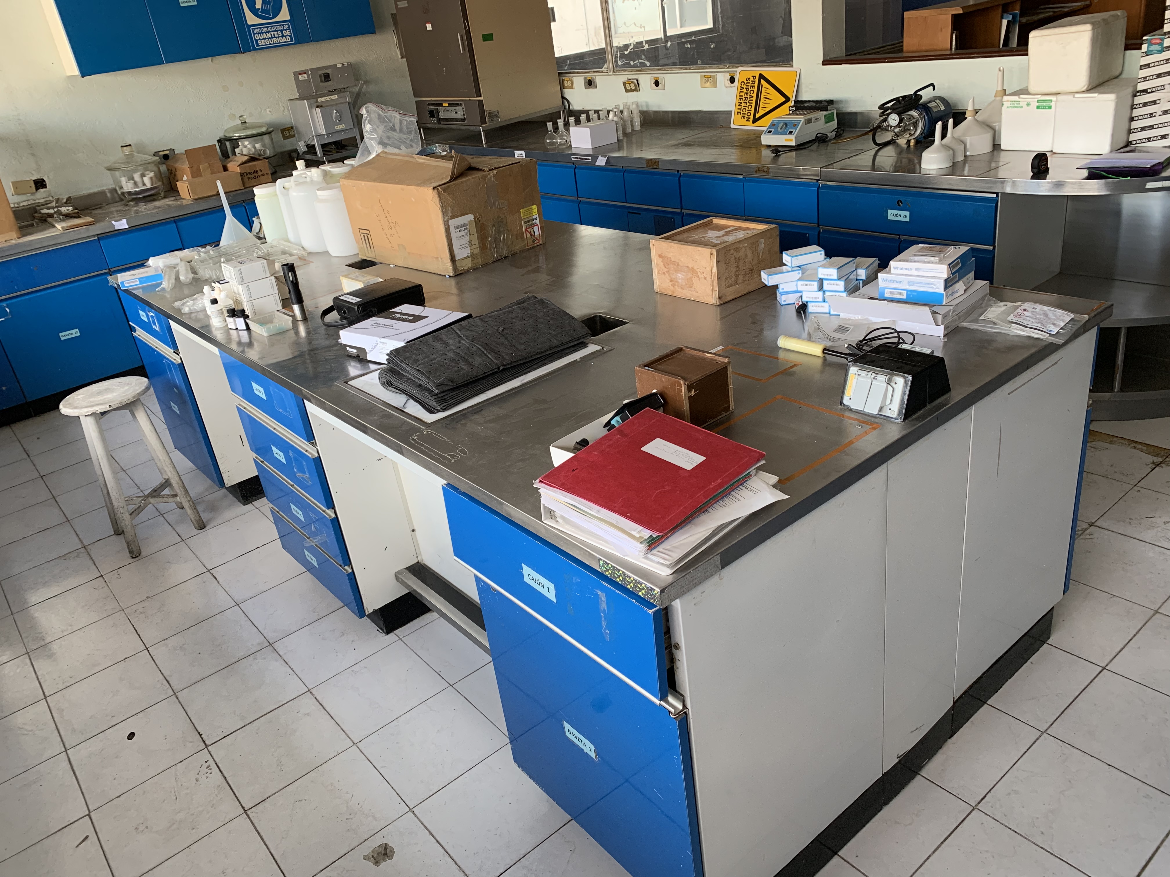 Lote 285 - Mesa de trabajo con superficie de acero inoxidable, 12 cajones y 4 gavetas - Imagen 4