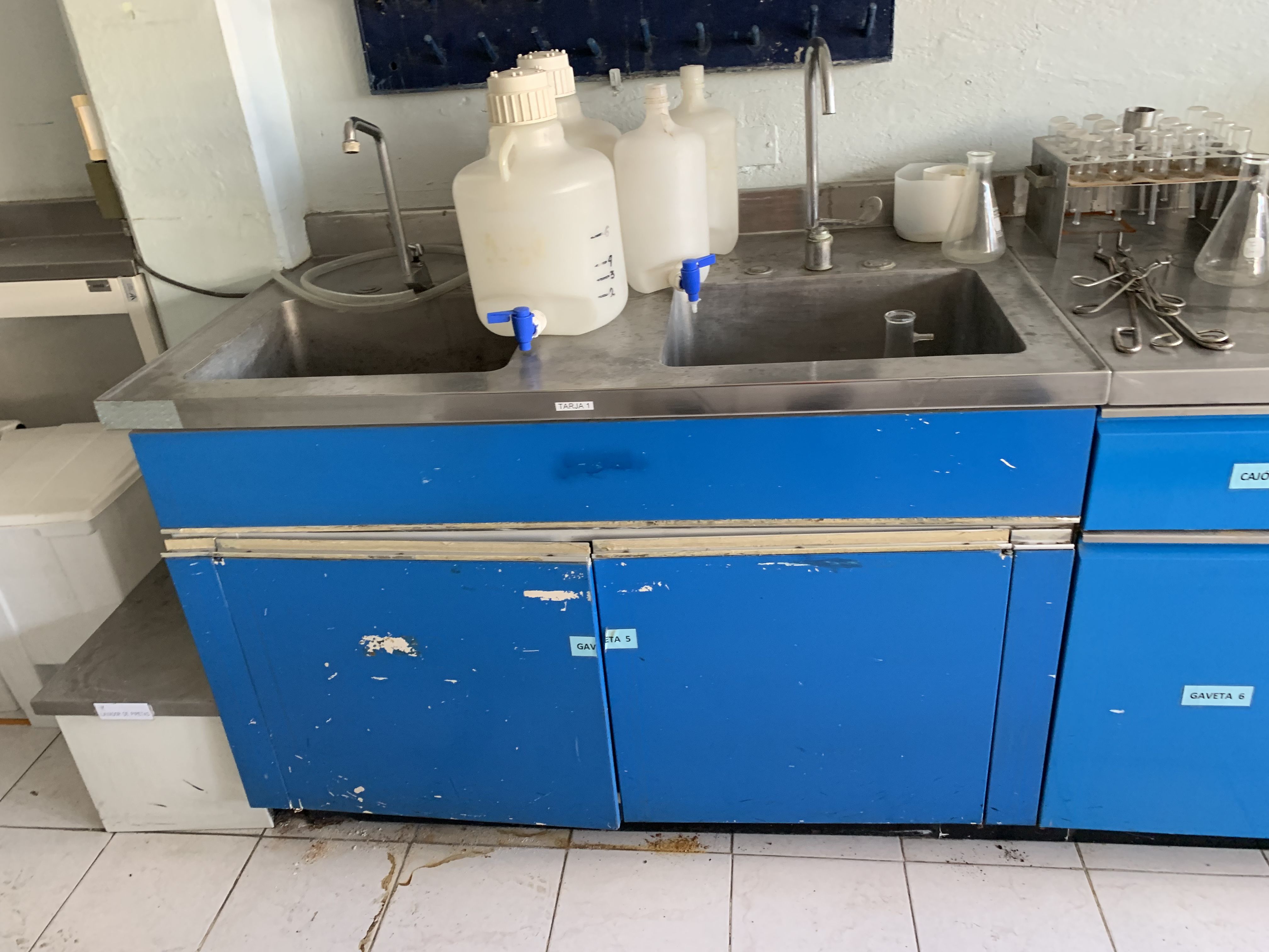 Lote 286 - Mesa de trabajo con superficie de acero inoxidable, 10 cajones, 1 tarja y 4 gavetas - Imagen 3