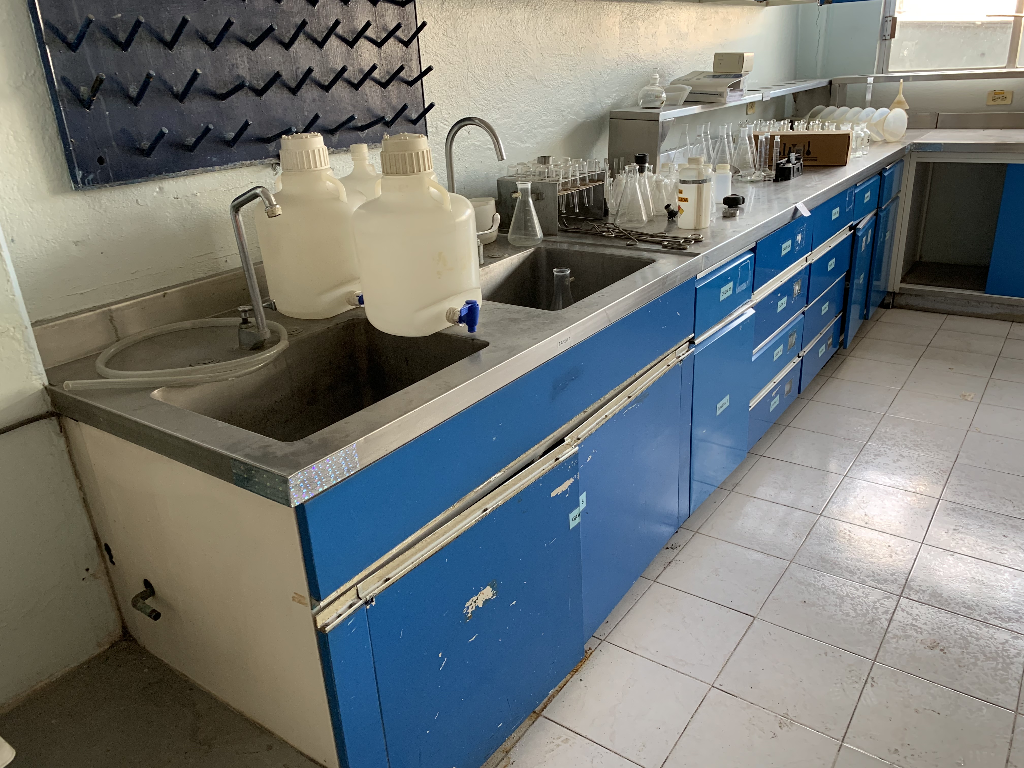 Lote 286 - Mesa de trabajo con superficie de acero inoxidable, 10 cajones, 1 tarja y 4 gavetas