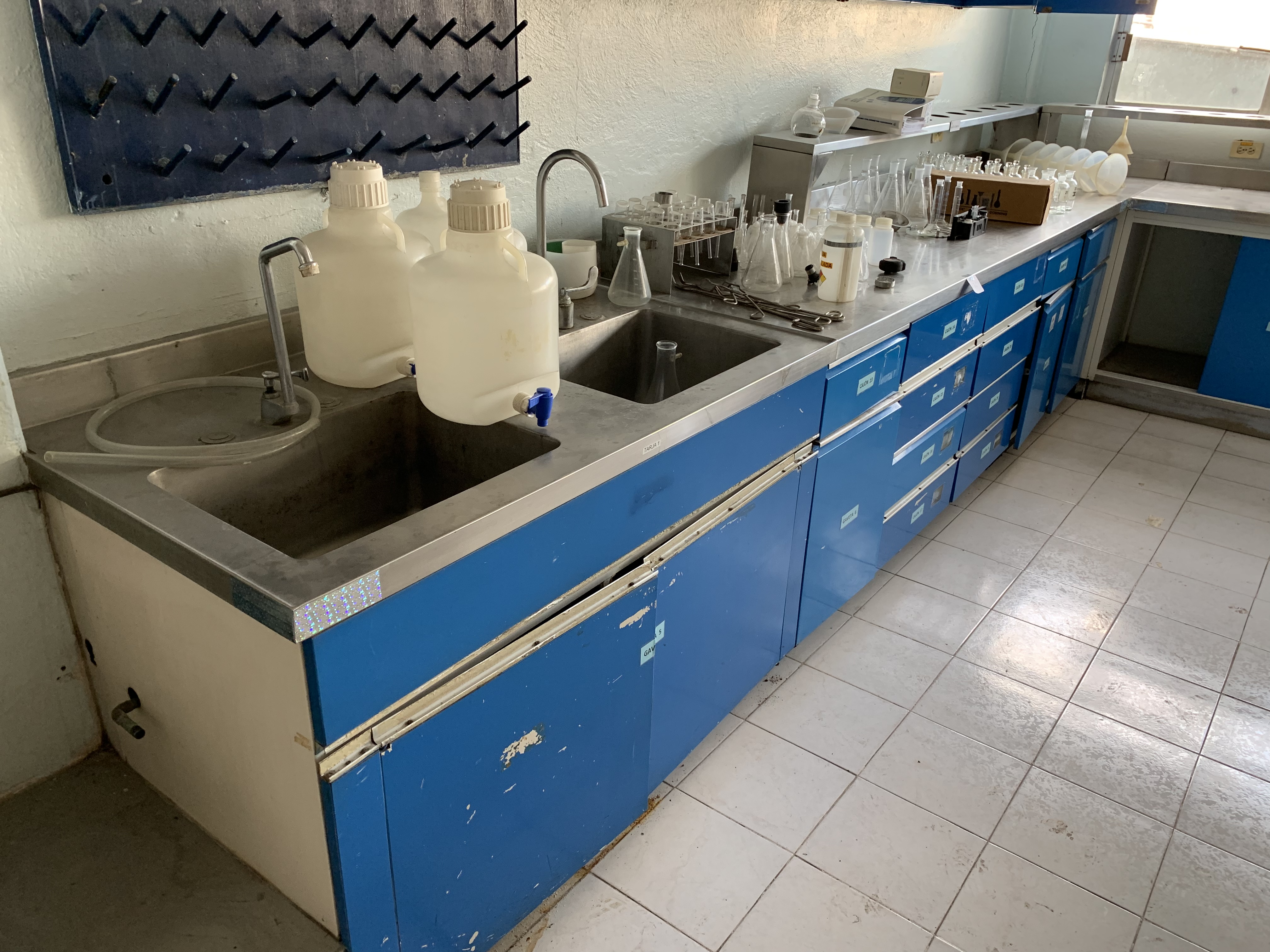 Lote 286 - Mesa de trabajo con superficie de acero inoxidable, 10 cajones, 1 tarja y 4 gavetas - Imagen 4
