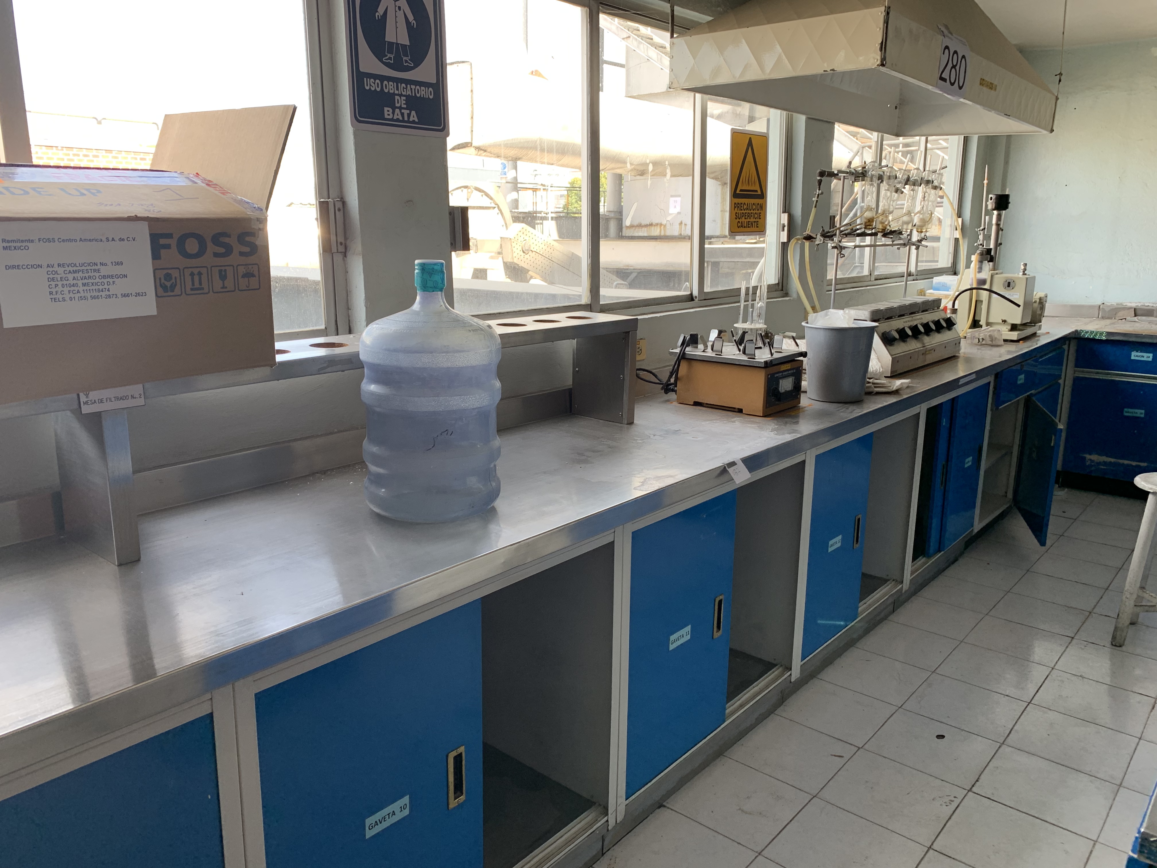Lote 287 - Mesa de trabajo con superficie de acero inoxidable, 1 cajon y 7 gavetas