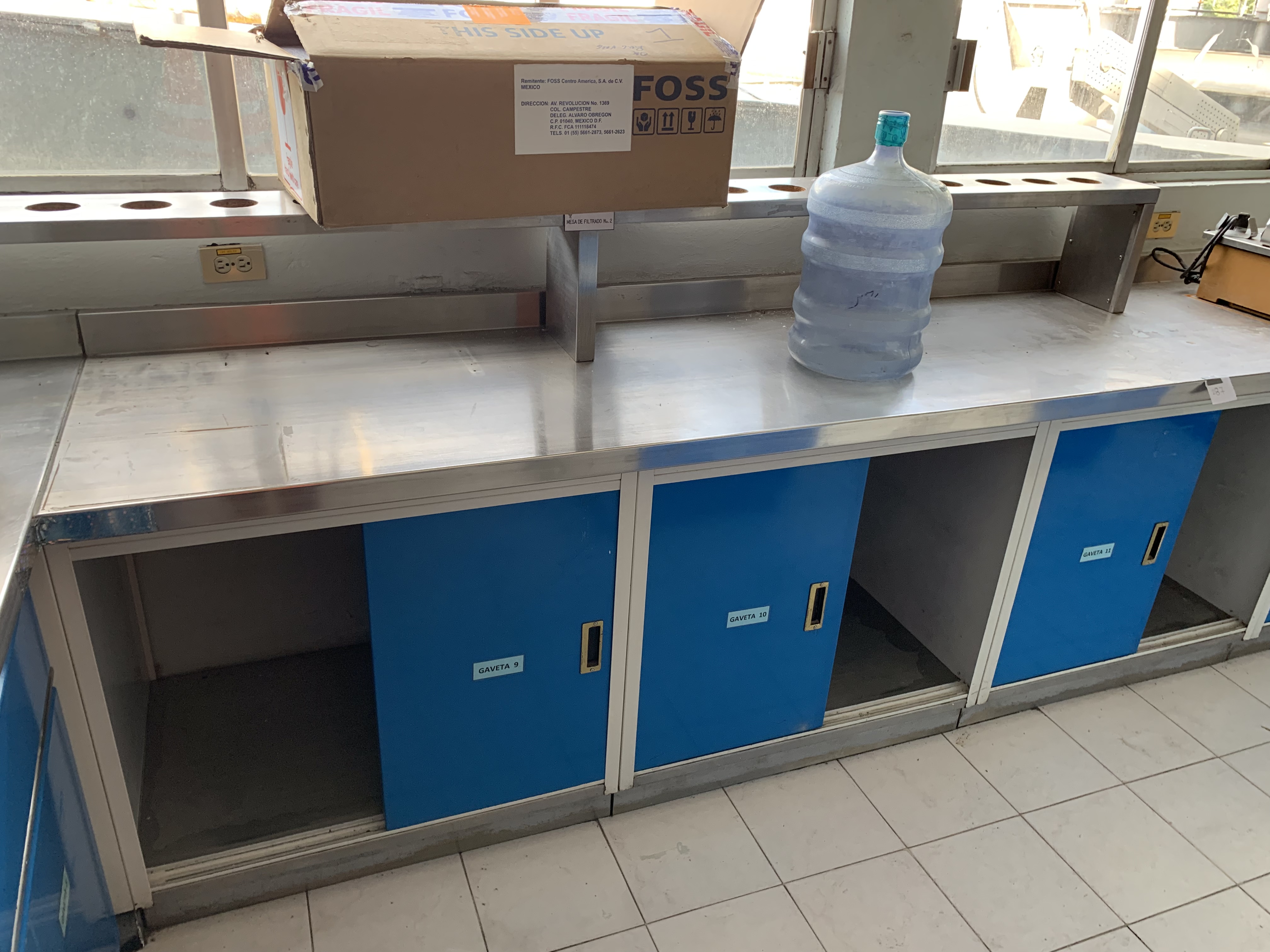 Lote 287 - Mesa de trabajo con superficie de acero inoxidable, 1 cajon y 7 gavetas - Imagen 3