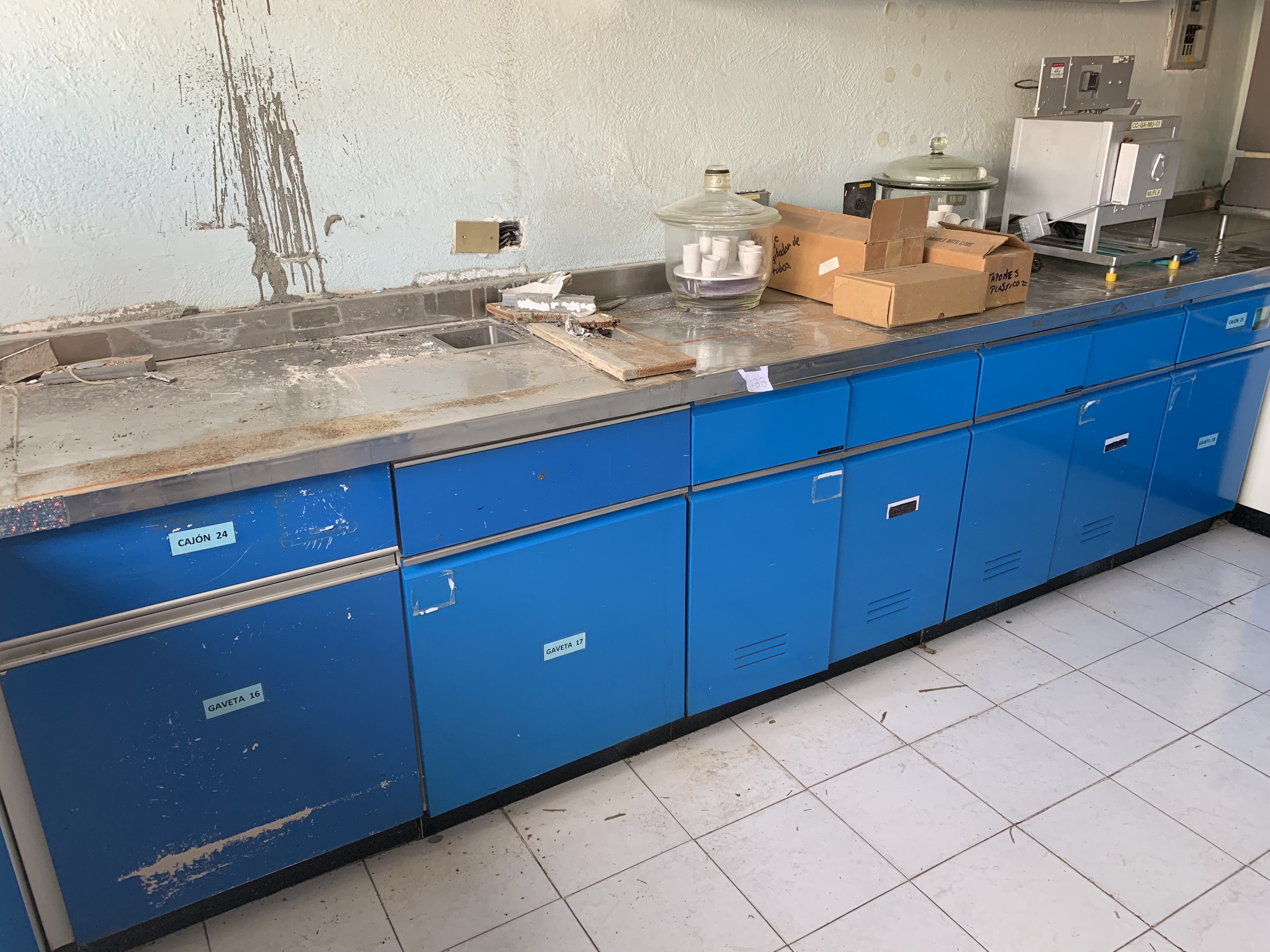 Lote 288 - Mesa de trabajo con superficie de acero inoxidable, 2 cajones y 5 gavetas - Imagen 2