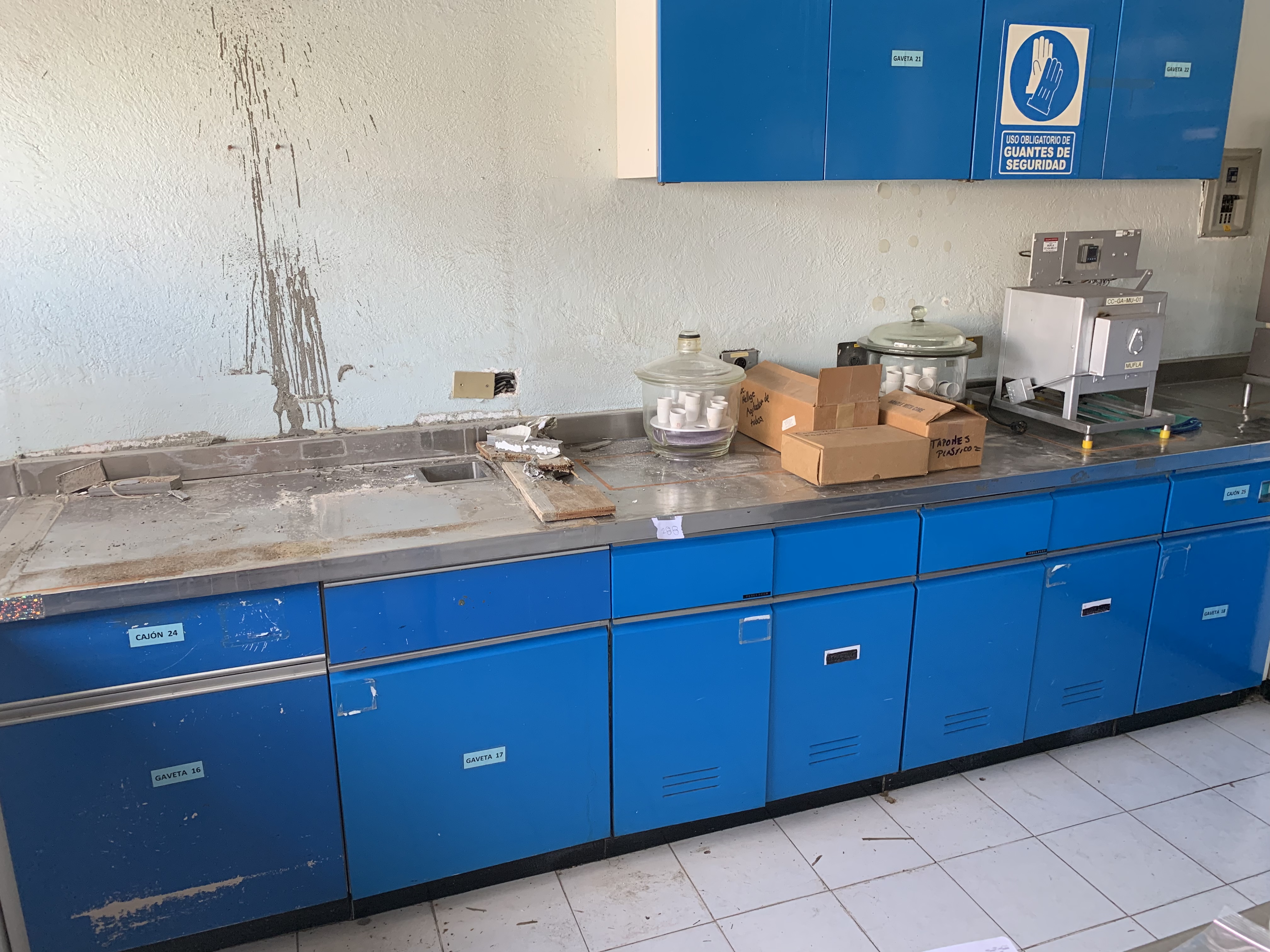Lote 288 - Mesa de trabajo con superficie de acero inoxidable, 2 cajones y 5 gavetas