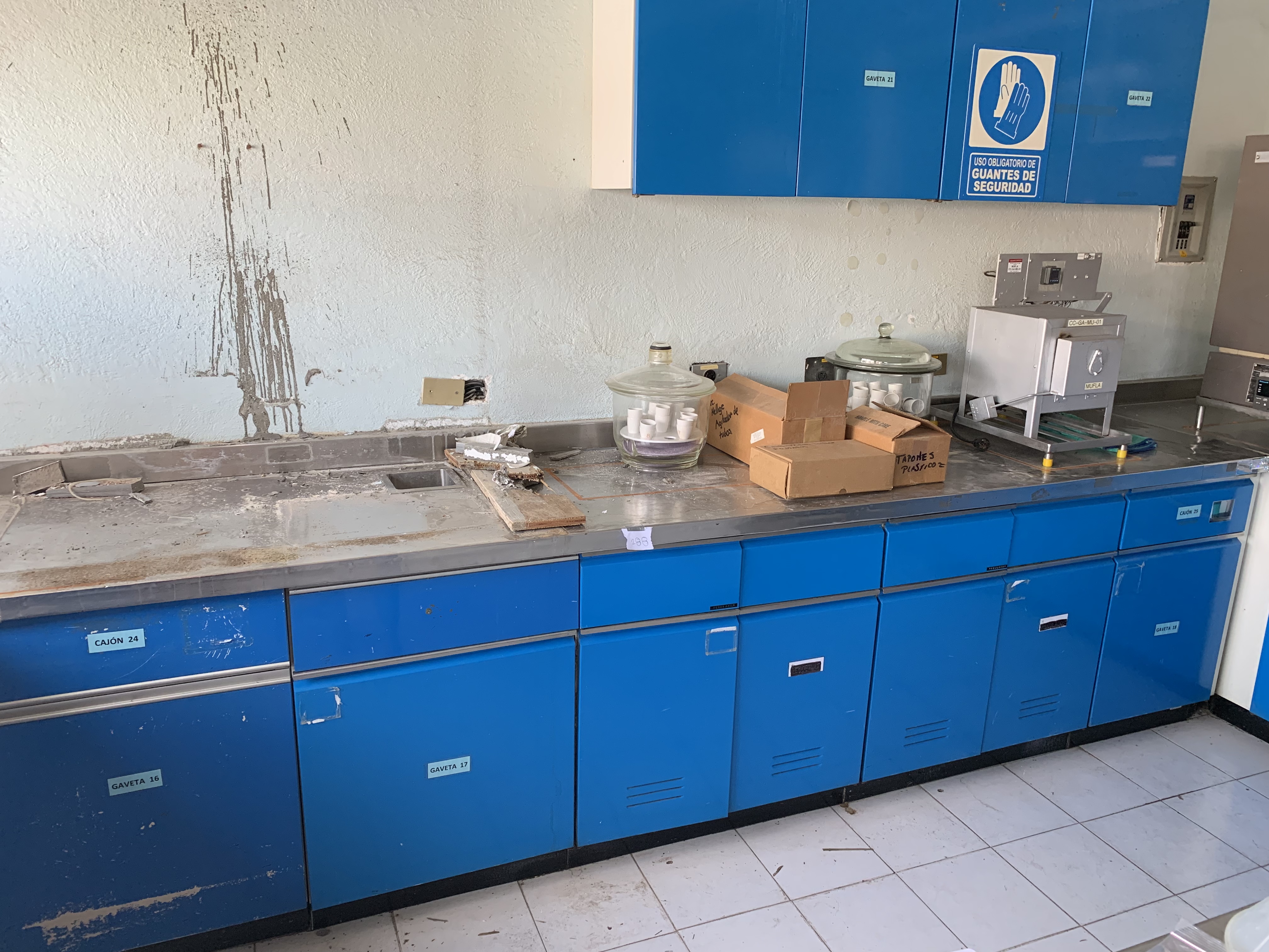 Lote 288 - Mesa de trabajo con superficie de acero inoxidable, 2 cajones y 5 gavetas - Imagen 3