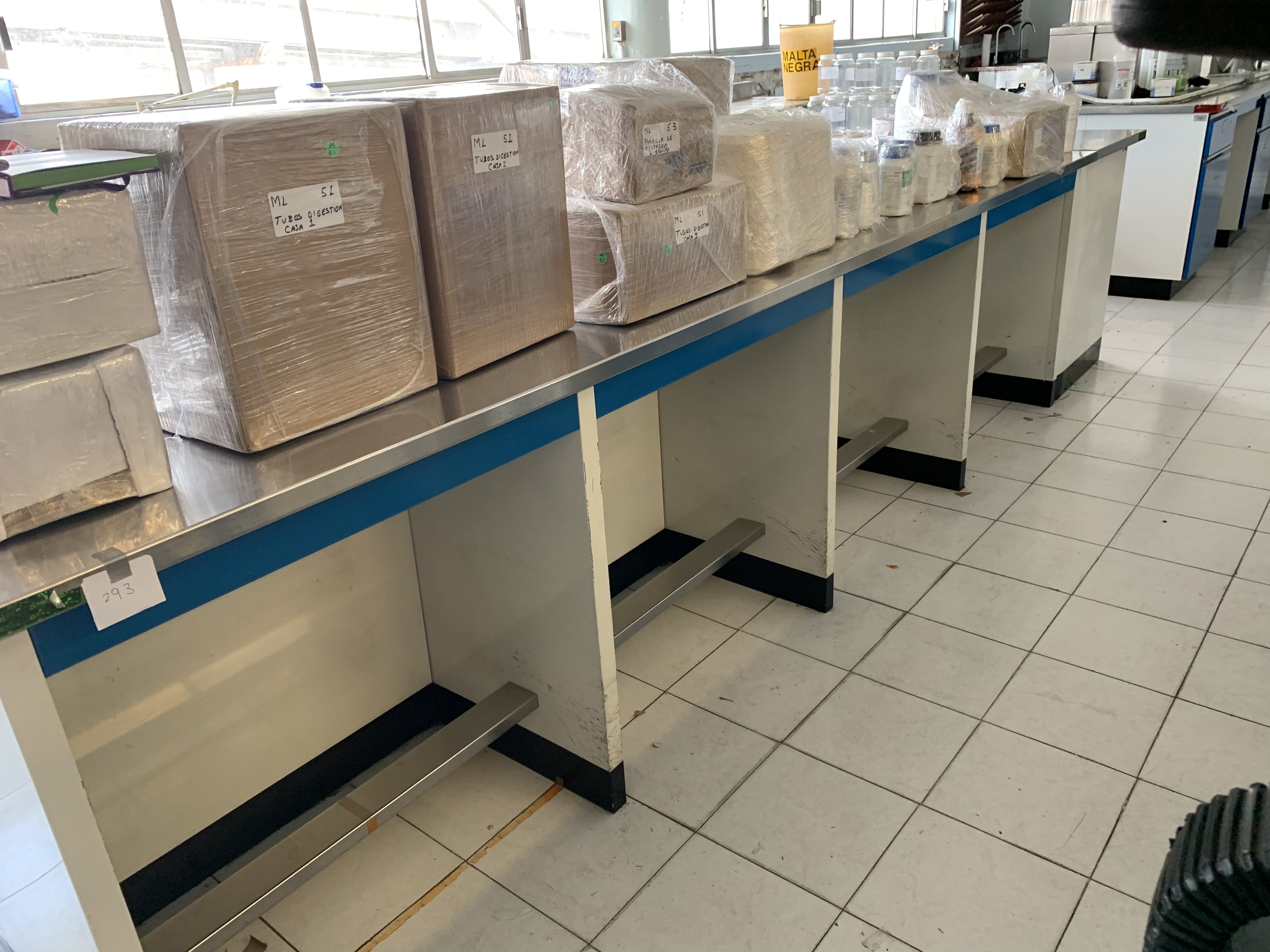 Lote 293 - Mesa de trabajo con superficie de acero inoxidable, 6 cajones y 2 gavetas