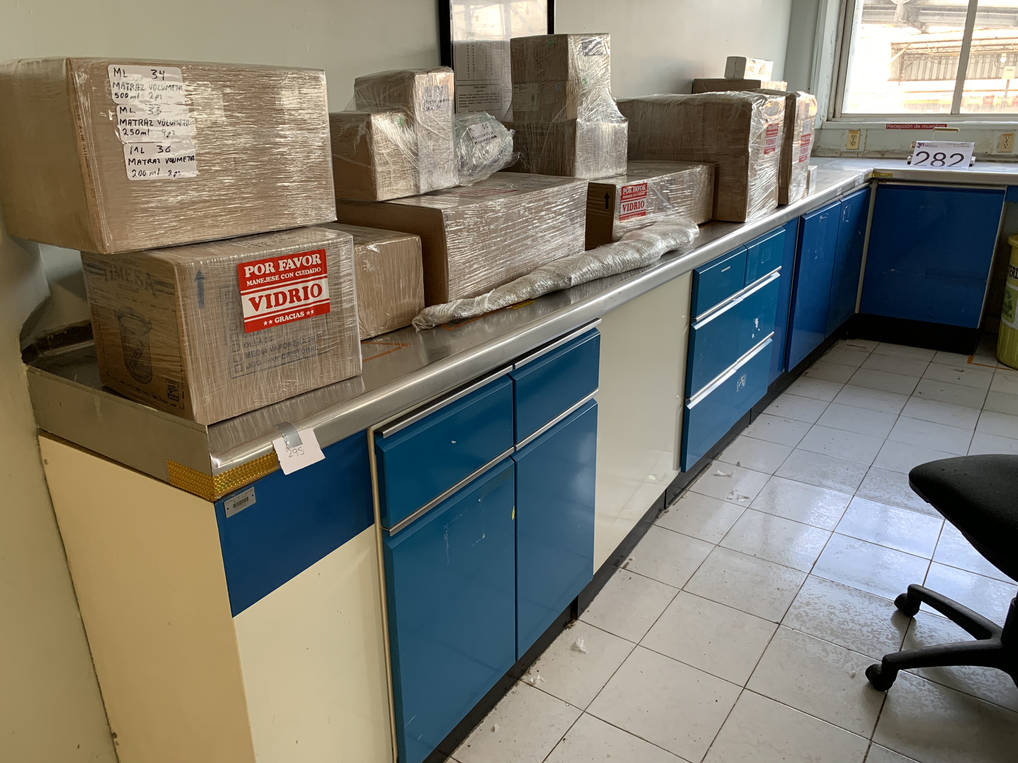 Lote 295 - Mesa de trabajo en "L" superficie de acero inoxidable, con 6 cajones y 6 gavetas
