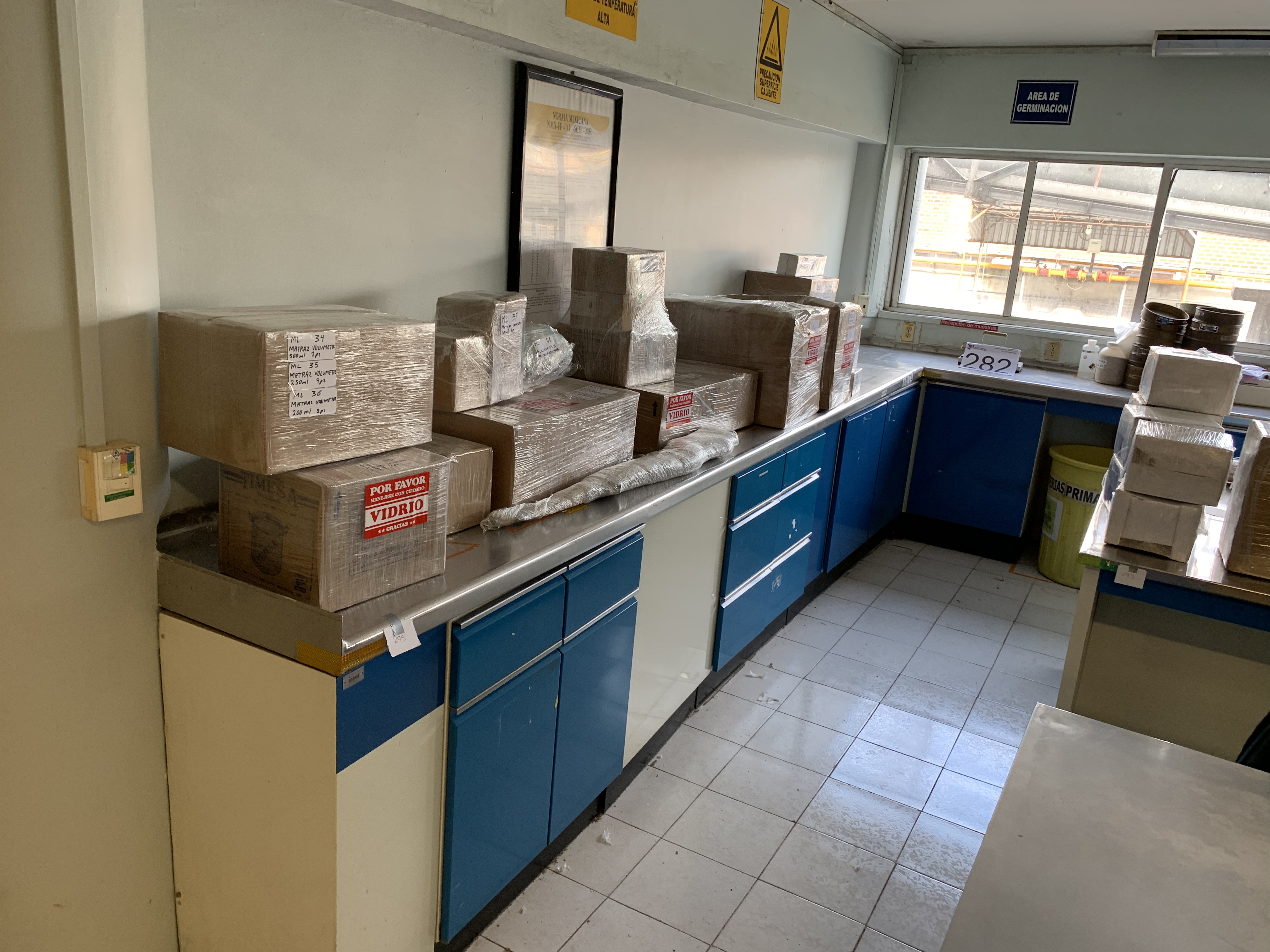 Lote 295 - Mesa de trabajo en "L" superficie de acero inoxidable, con 6 cajones y 6 gavetas - Imagen 3