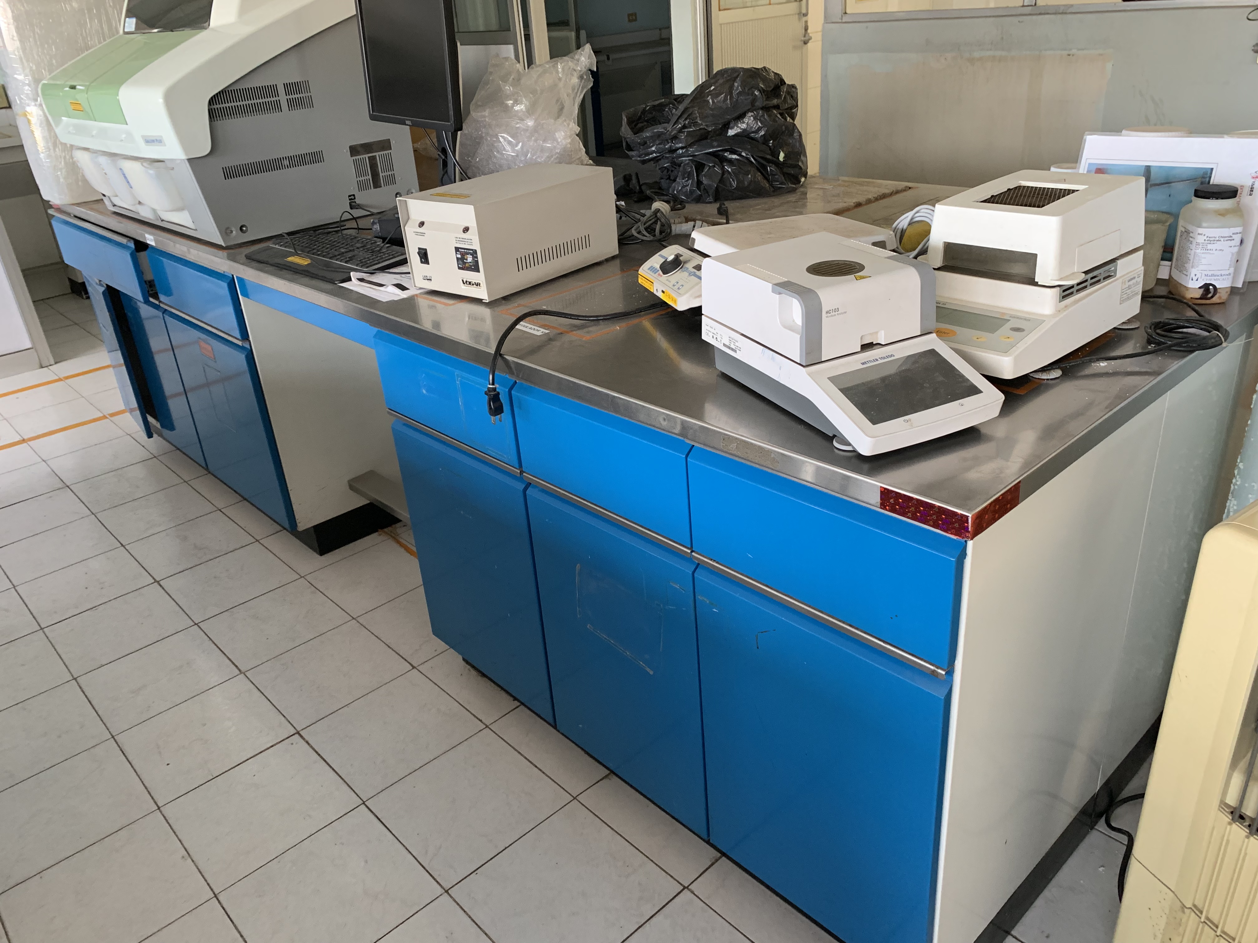 Lote 291 - Mesa de trabajo con superficie de acero inoxidable, 4 cajones y 7 gavetas