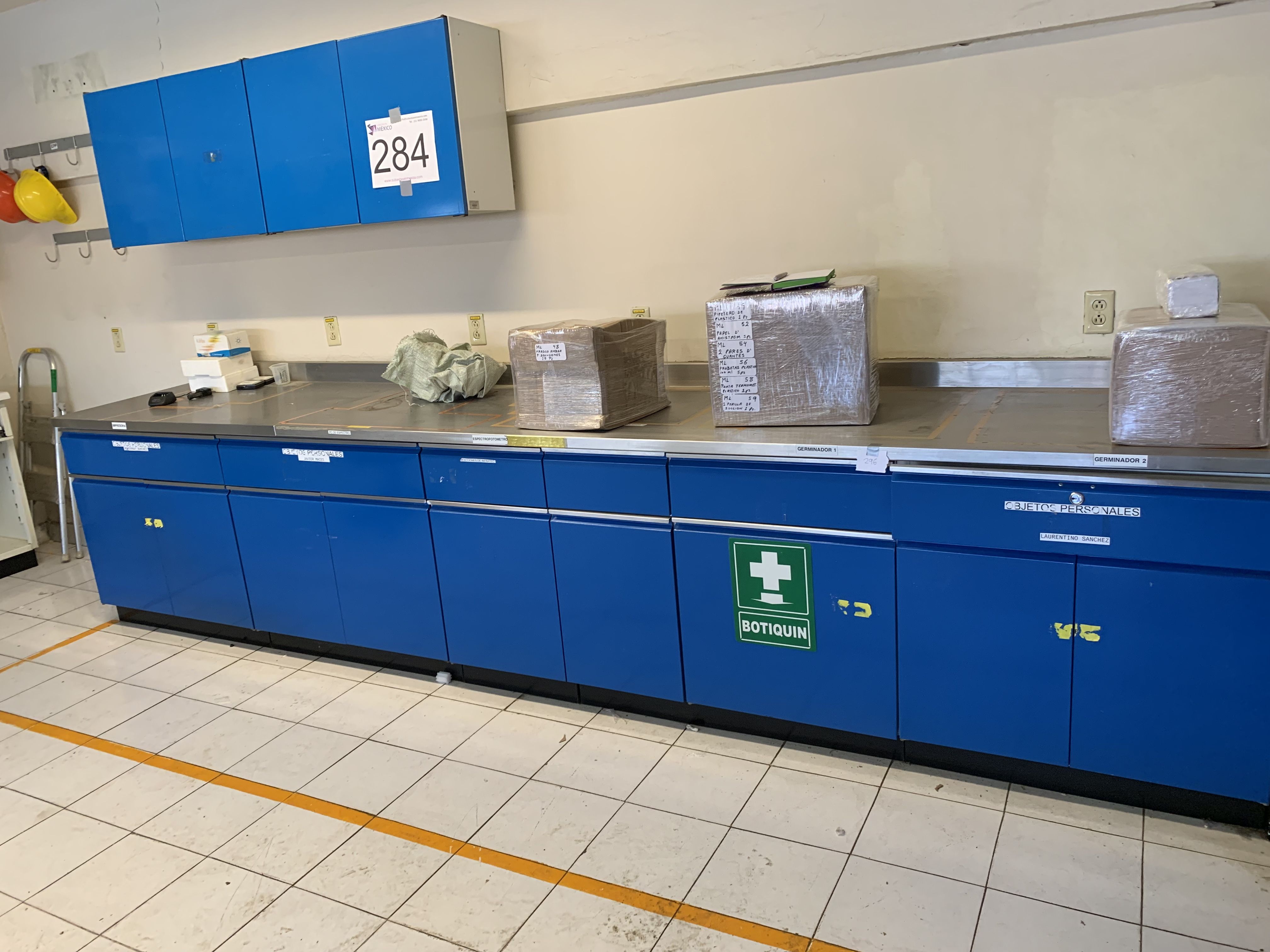 Lote 296 - Mesa de trabajo con superficie de acero inoxidable, 4 cajones y 6 gavetas