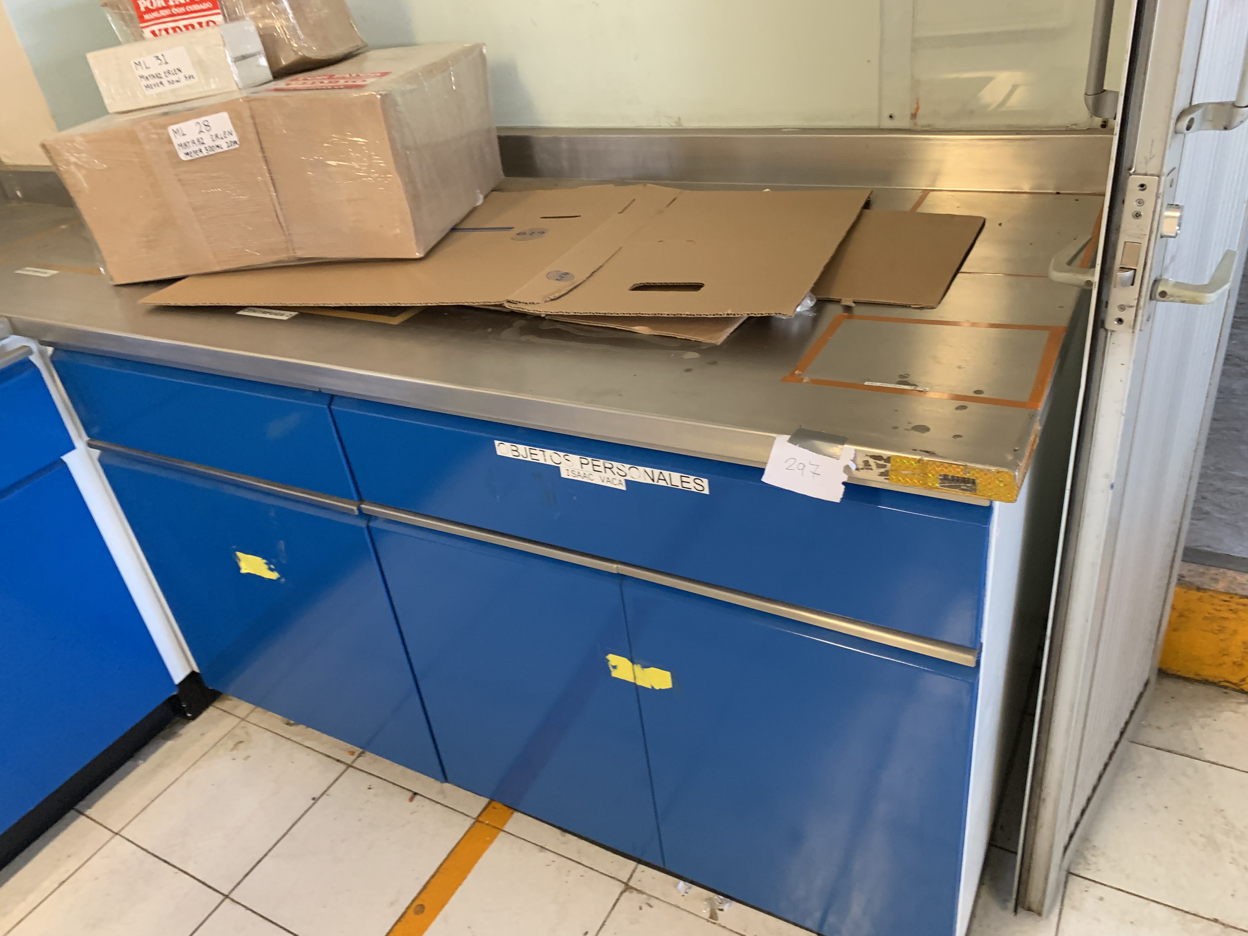 Lote 297 - Mesa de trabajo con superficie de acero inoxidable, 1 cajón y 2 gavetas