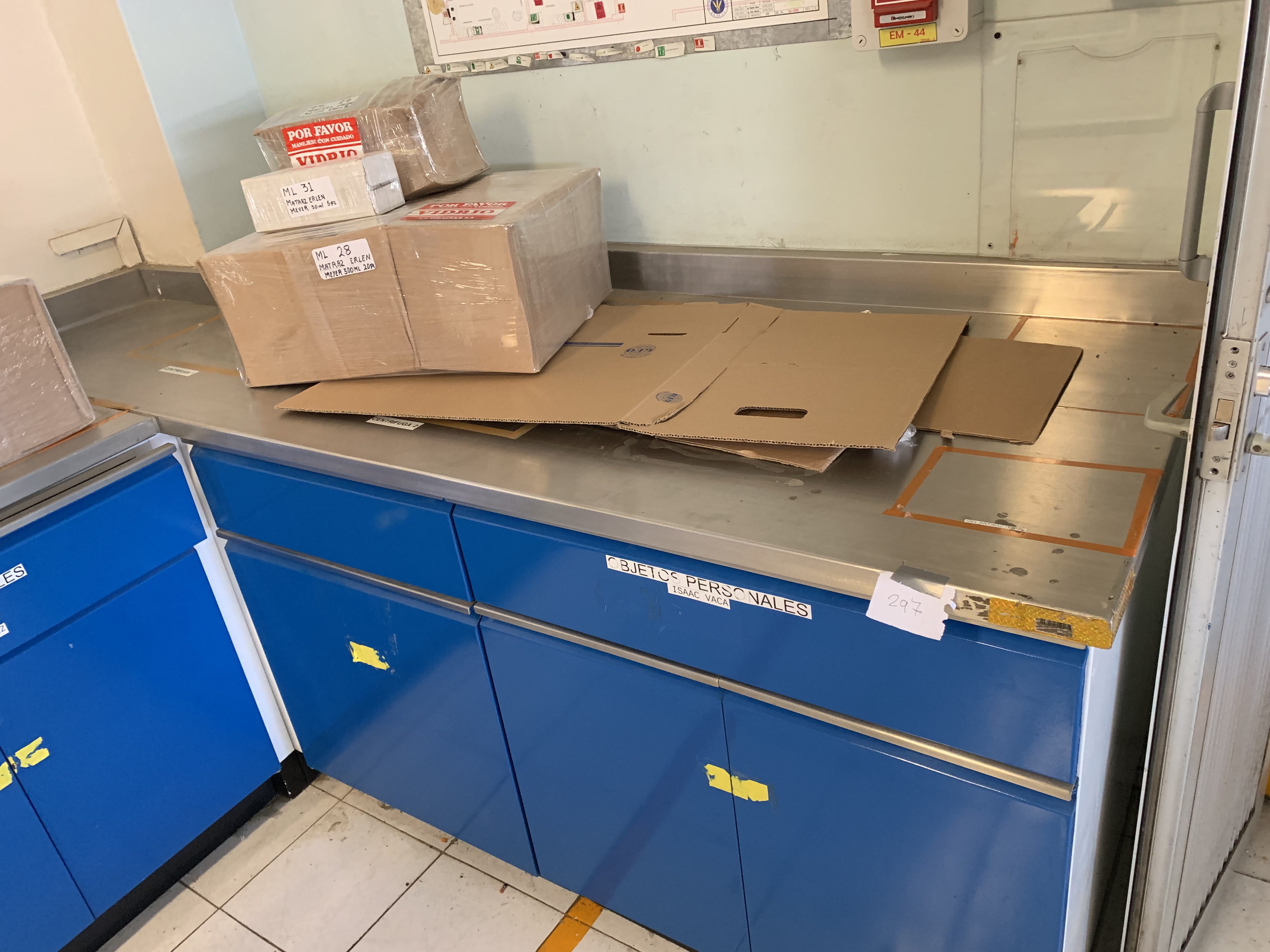 Lote 297 - Mesa de trabajo con superficie de acero inoxidable, 1 cajón y 2 gavetas - Imagen 2