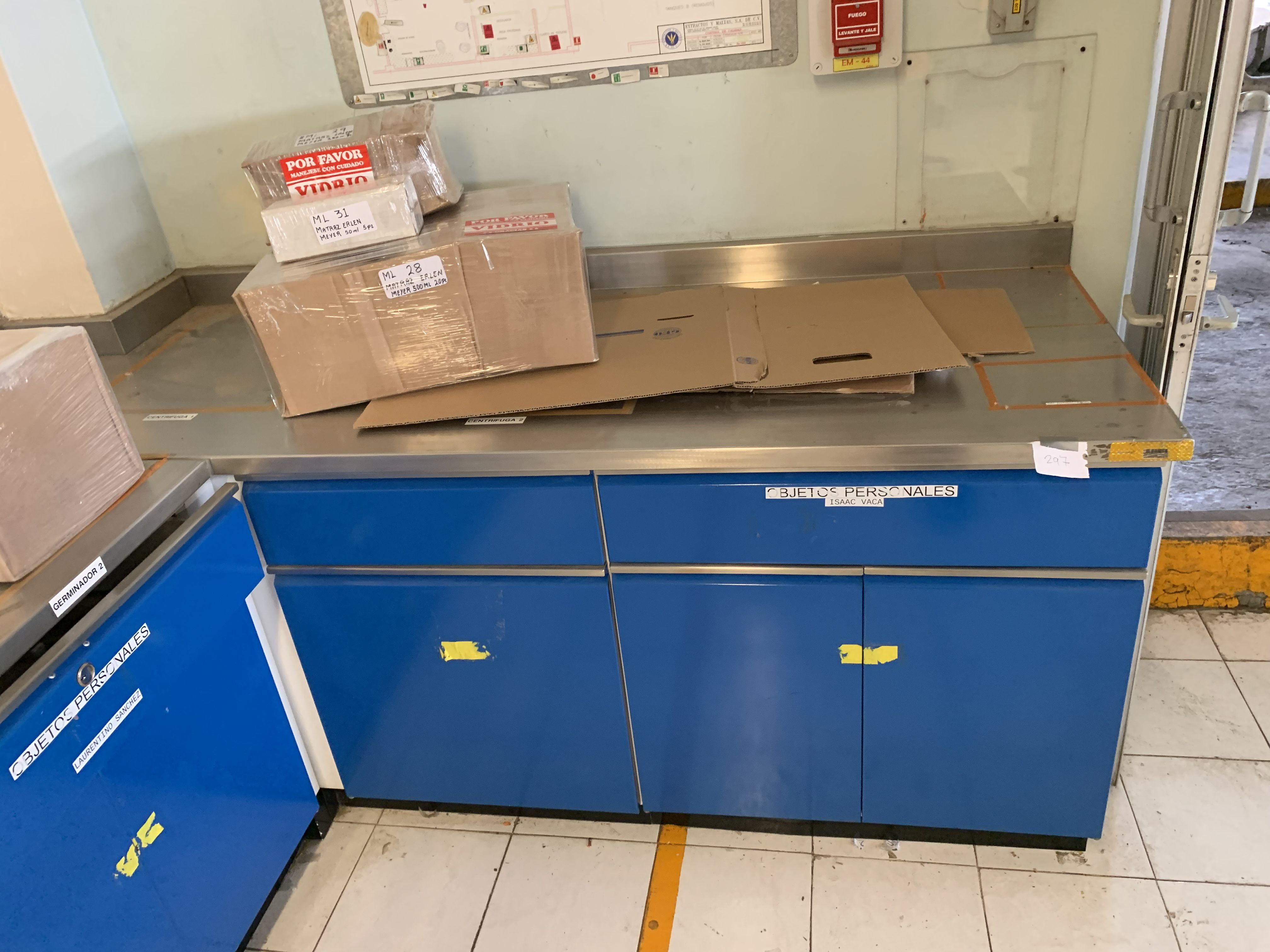 Lote 297 - Mesa de trabajo con superficie de acero inoxidable, 1 cajón y 2 gavetas - Imagen 3