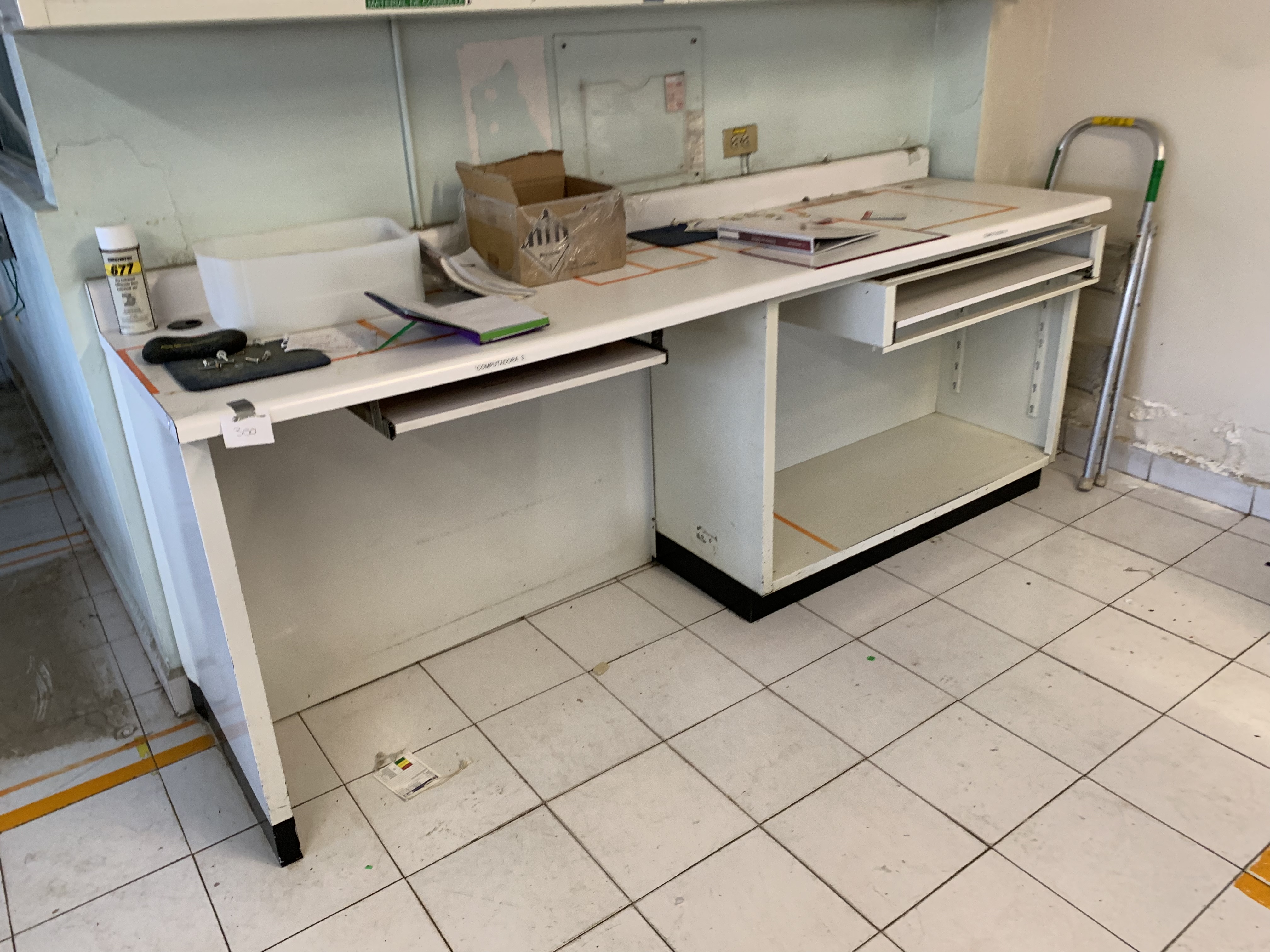 Lote 300 - Mesa de trabajo con superficie de acero inoxidable y 2 bases para teclado