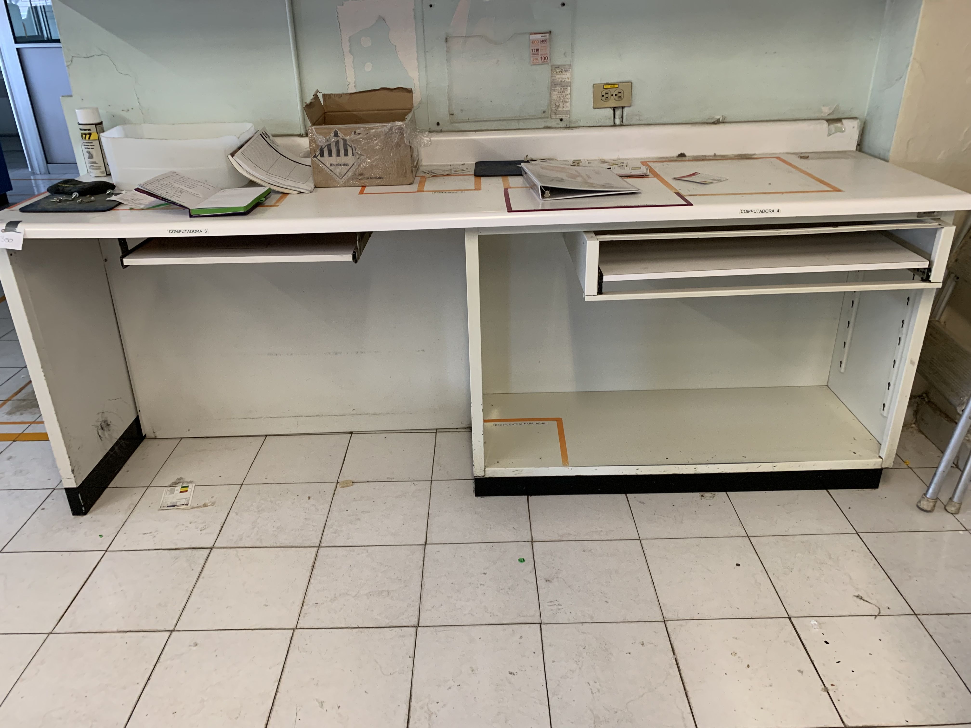Lote 300 - Mesa de trabajo con superficie de acero inoxidable y 2 bases para teclado - Imagen 2