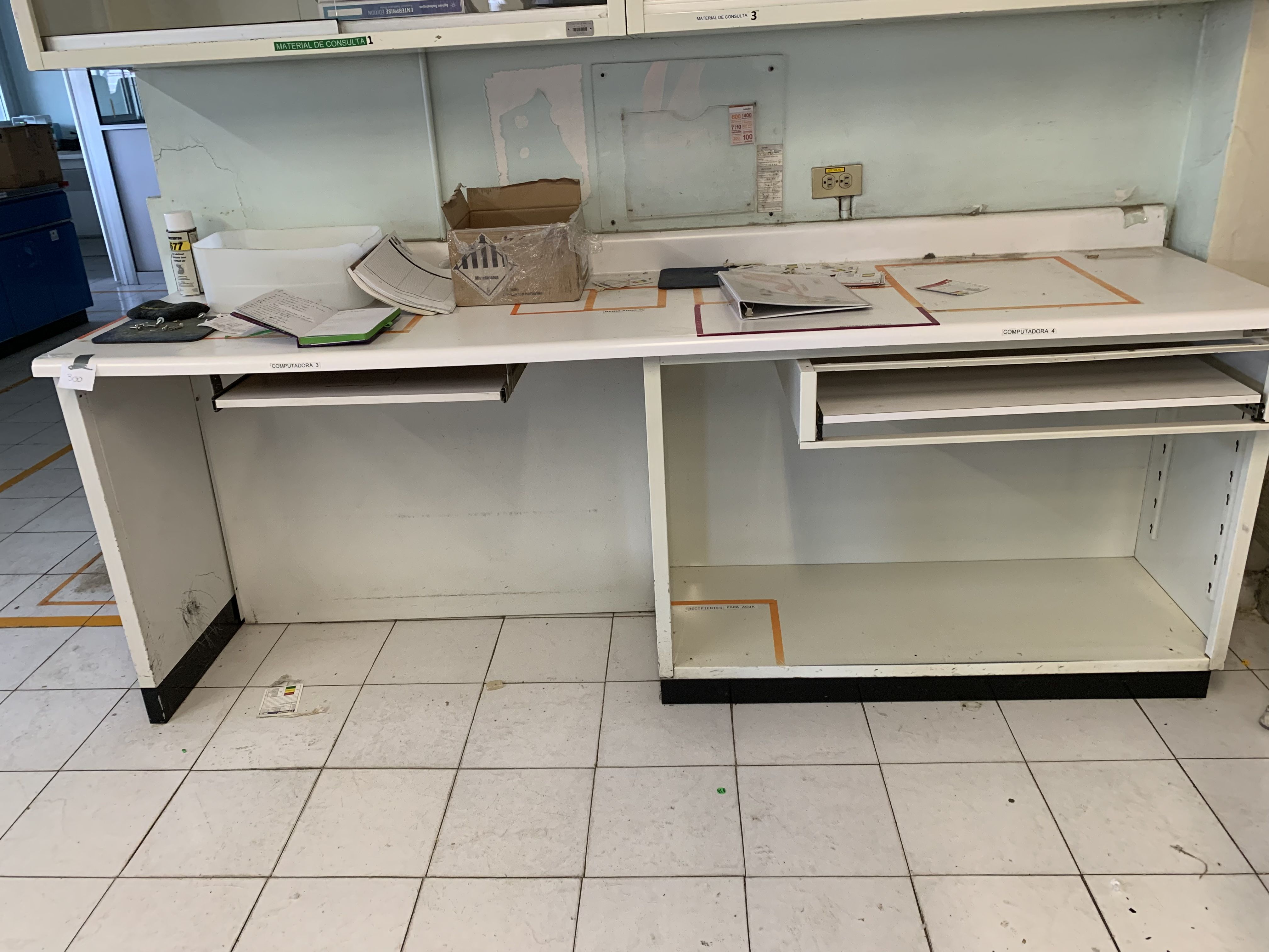 Lote 300 - Mesa de trabajo con superficie de acero inoxidable y 2 bases para teclado - Imagen 3