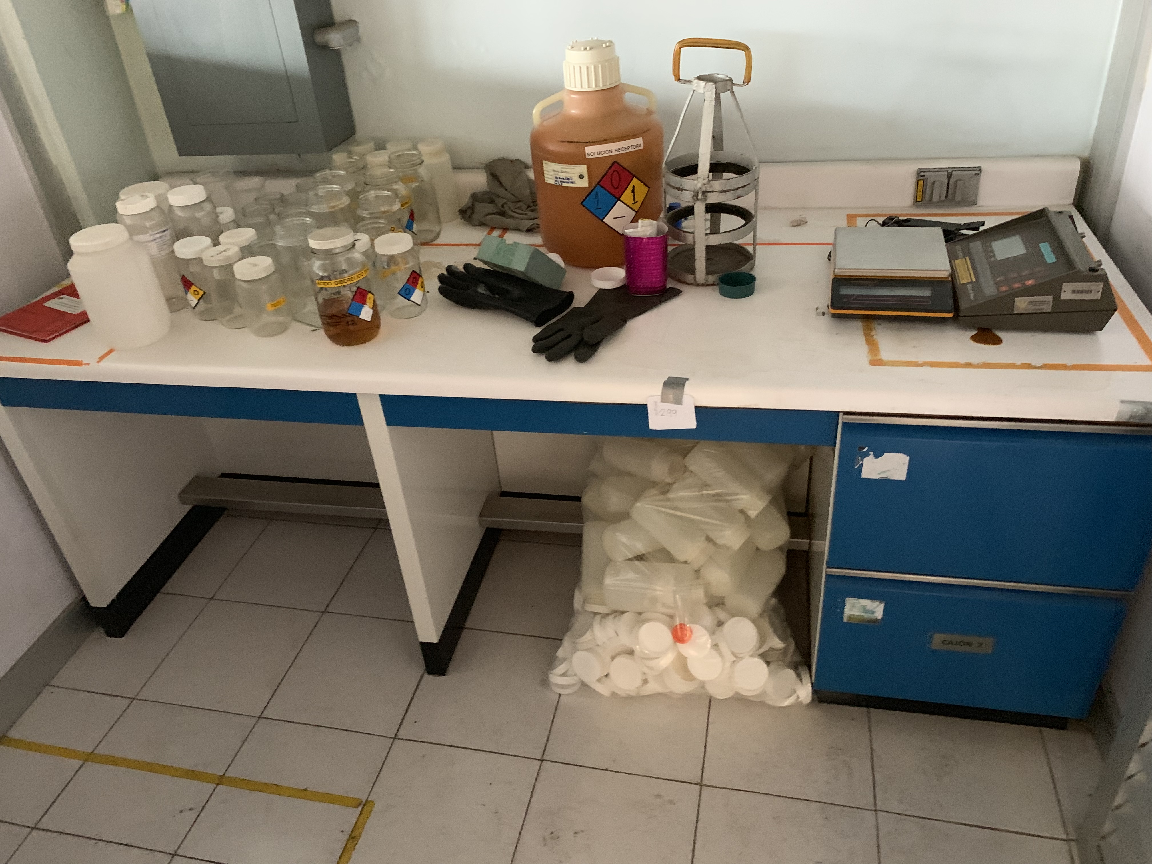 Lote 299 - Mesa de trabajo con superficie de acero inoxidable, 2 cajones
