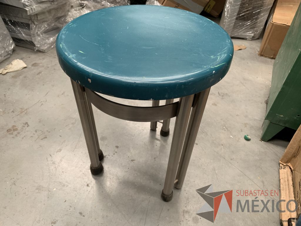 Lote 029 -25 Bancos con base de metal y 50 Artículos de madera