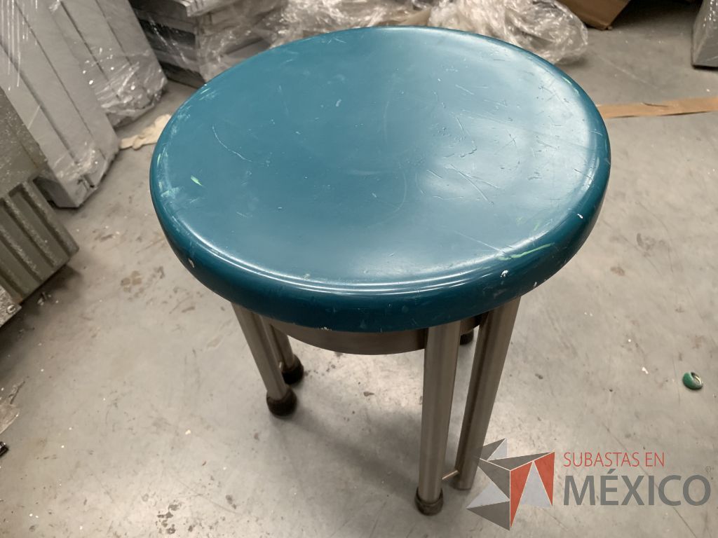 Lote 029 -25 Bancos con base de metal y 50 Artículos de madera - Imagen 8