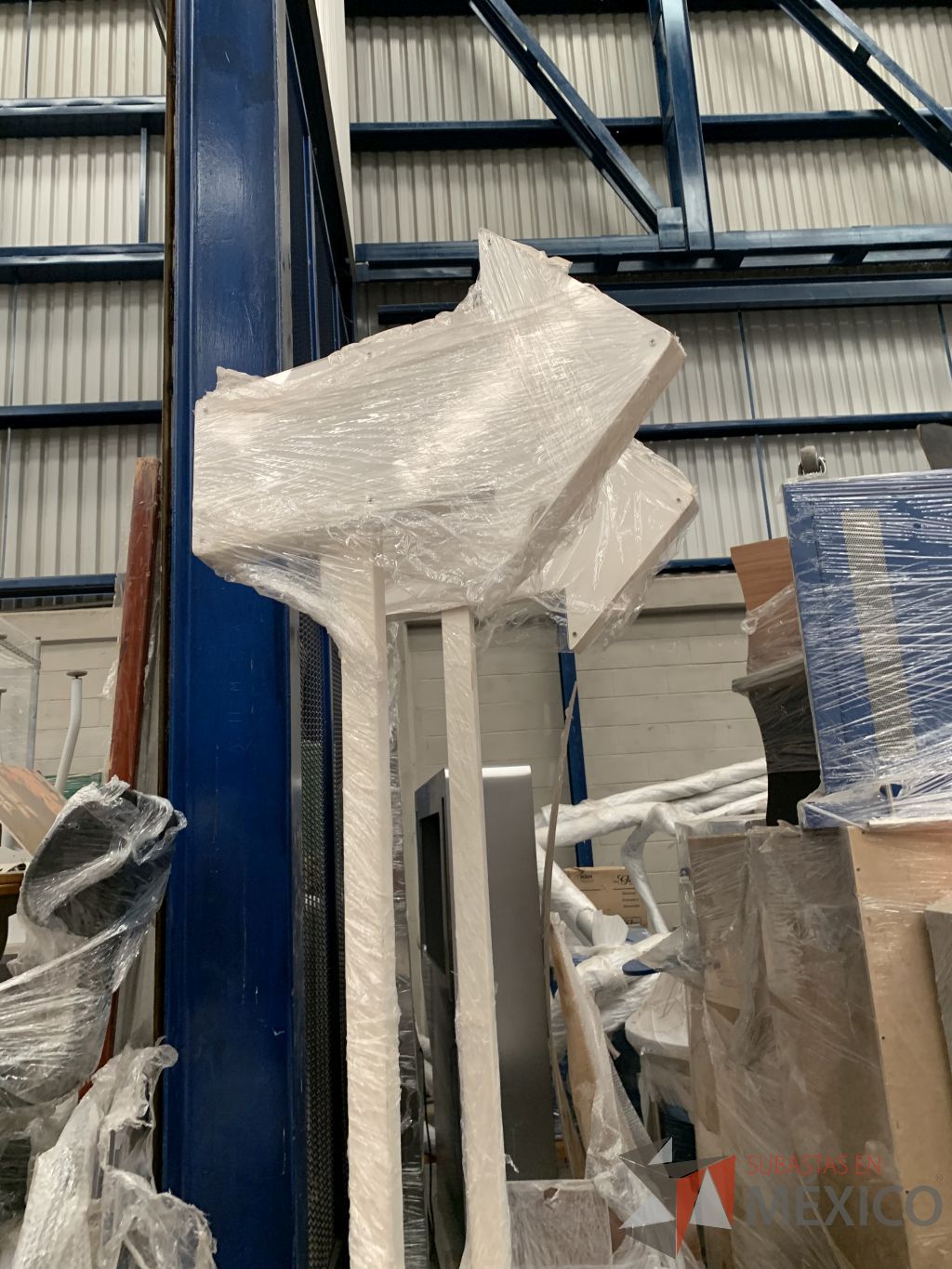 Lote 017 - 2 Señalizaciones, 55 Postes metálicos fijos y rack de madera con ruedas - Imagen 2