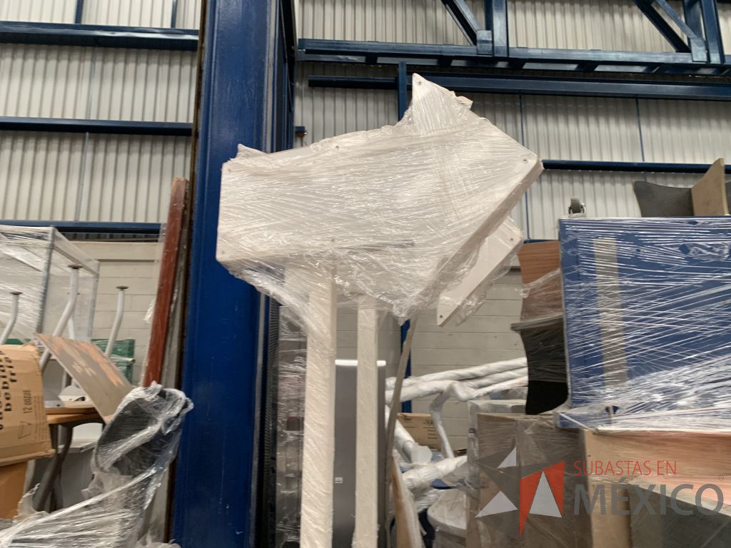 Lote 017 - 2 Señalizaciones, 55 Postes metálicos fijos y rack de madera con ruedas