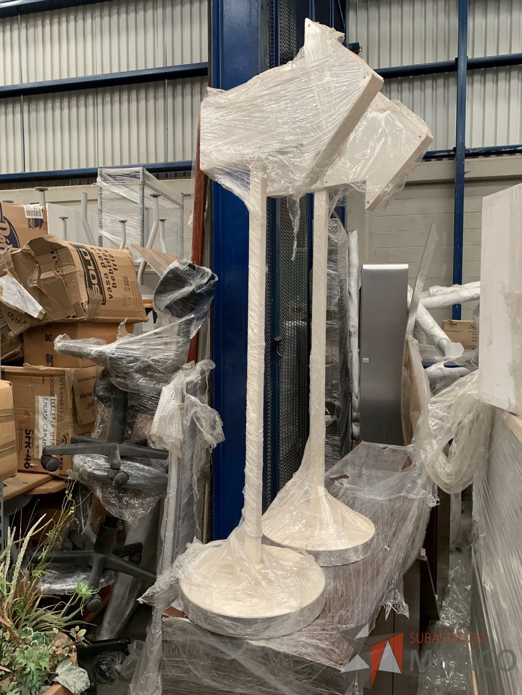Lote 017 - 2 Señalizaciones, 55 Postes metálicos fijos y rack de madera con ruedas - Imagen 3