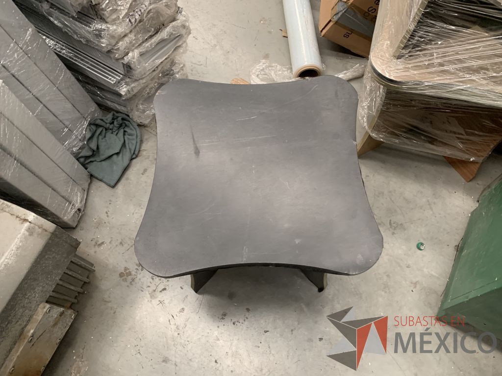 Lote 054 - 8 Mesitas de 50 cm de ancho x 50 cm de largo y 45 cm de alto, de madera con base de cruz - Imagen 2