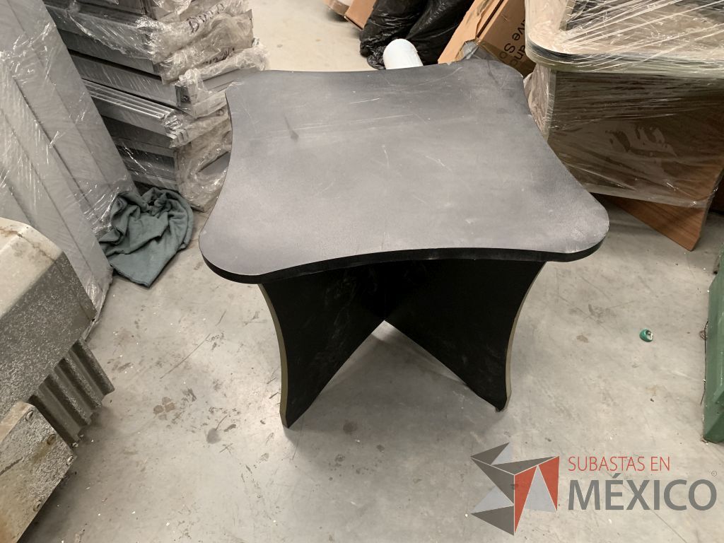 Lote 054 - 8 Mesitas de 50 cm de ancho x 50 cm de largo y 45 cm de alto, de madera con base de cruz