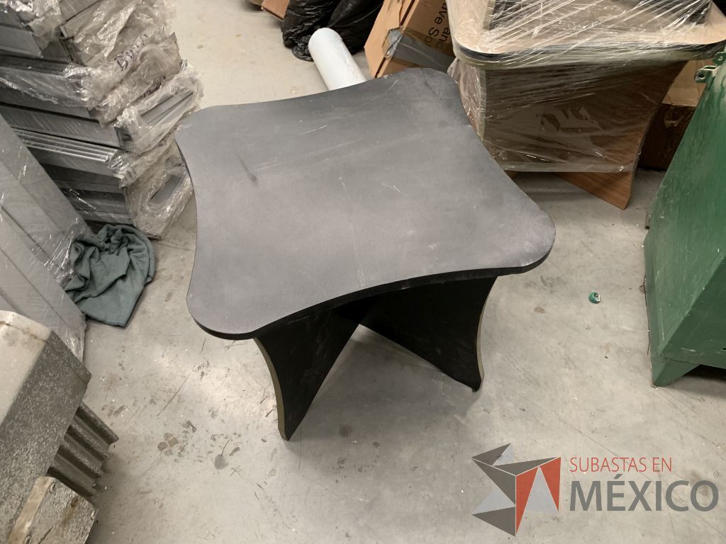 Lote 054 - 8 Mesitas de 50 cm de ancho x 50 cm de largo y 45 cm de alto, de madera con base de cruz - Imagen 4