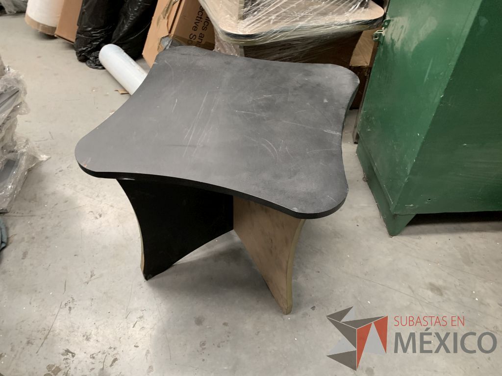 Lote 054 - 8 Mesitas de 50 cm de ancho x 50 cm de largo y 45 cm de alto, de madera con base de cruz - Imagen 5